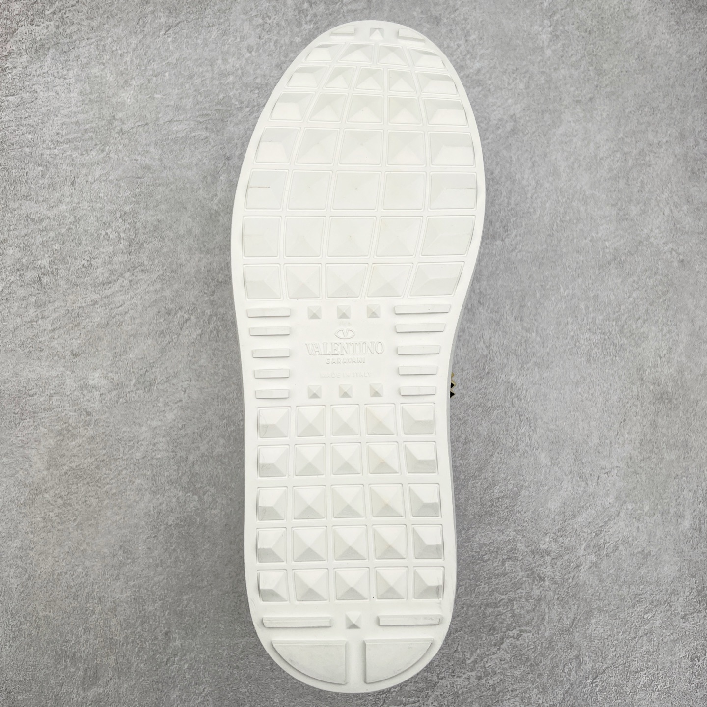 图片[9]-#纯原级别 Valentino 华伦天奴休闲铆钉小白鞋2024最新款时尚运动板鞋 走秀情侣爆款 杨洋 关晓彤等众多明星同款 软羊皮低帮运动鞋 经典百搭款 Rockstud untitled时尚板鞋 绗缝格纹与铆钉 打造瞩目朋克风格 考究皮质构塑和简洁轮廓 流畅的线条奠定酷感基调 装饰金属质感橡胶效果 背面与鞋舌装饰 穿出了不一样的随性和时髦 阿那亚大秀可谓是刷爆了时尚圈 鞋面全油边 面料：定制牛皮+独家开模TPU大底 全套包装 尺码：35 36 37 38 39 40 41 42 43 44-选品中心