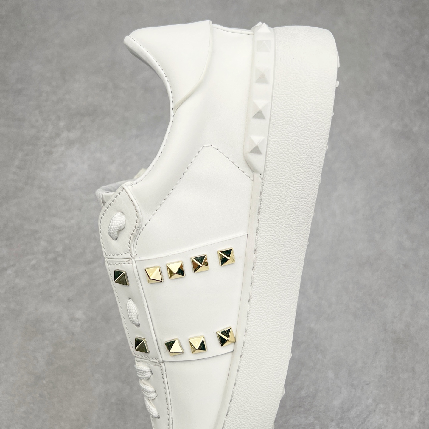 图片[7]-#纯原级别 Valentino 华伦天奴休闲铆钉小白鞋2024最新款时尚运动板鞋 走秀情侣爆款 杨洋 关晓彤等众多明星同款 软羊皮低帮运动鞋 经典百搭款 Rockstud untitled时尚板鞋 绗缝格纹与铆钉 打造瞩目朋克风格 考究皮质构塑和简洁轮廓 流畅的线条奠定酷感基调 装饰金属质感橡胶效果 背面与鞋舌装饰 穿出了不一样的随性和时髦 阿那亚大秀可谓是刷爆了时尚圈 鞋面全油边 面料：定制牛皮+独家开模TPU大底 全套包装 尺码：35 36 37 38 39 40 41 42 43 44-选品中心