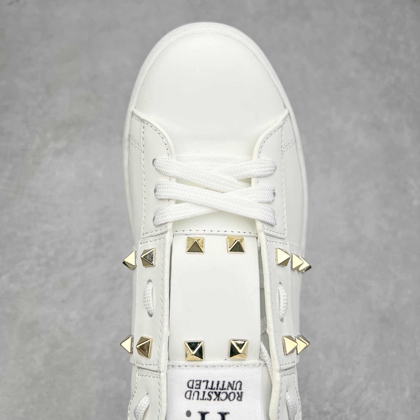 图片[4]-#纯原级别 Valentino 华伦天奴休闲铆钉小白鞋2024最新款时尚运动板鞋 走秀情侣爆款 杨洋 关晓彤等众多明星同款 软羊皮低帮运动鞋 经典百搭款 Rockstud untitled时尚板鞋 绗缝格纹与铆钉 打造瞩目朋克风格 考究皮质构塑和简洁轮廓 流畅的线条奠定酷感基调 装饰金属质感橡胶效果 背面与鞋舌装饰 穿出了不一样的随性和时髦 阿那亚大秀可谓是刷爆了时尚圈 鞋面全油边 面料：定制牛皮+独家开模TPU大底 全套包装 尺码：35 36 37 38 39 40 41 42 43 44-选品中心