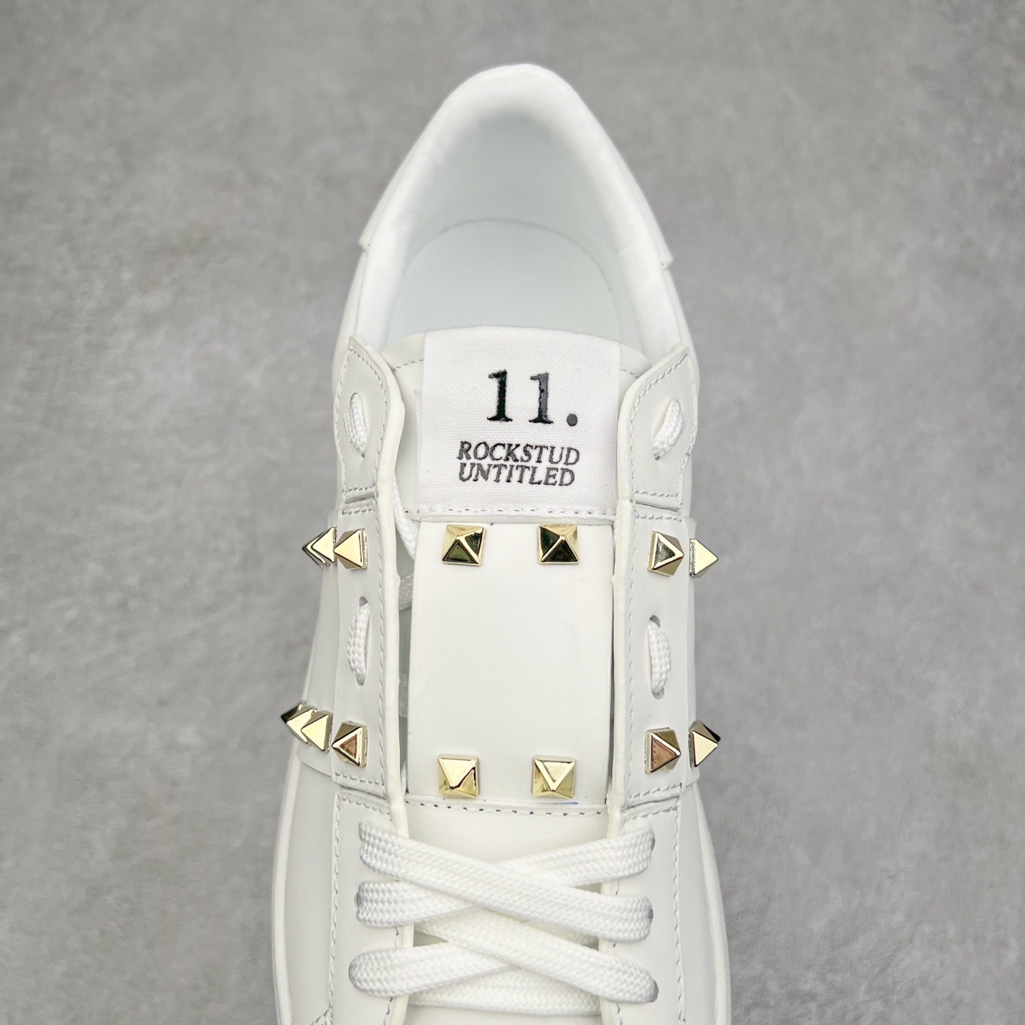 图片[5]-#纯原级别 Valentino 华伦天奴休闲铆钉小白鞋2024最新款时尚运动板鞋 走秀情侣爆款 杨洋 关晓彤等众多明星同款 软羊皮低帮运动鞋 经典百搭款 Rockstud untitled时尚板鞋 绗缝格纹与铆钉 打造瞩目朋克风格 考究皮质构塑和简洁轮廓 流畅的线条奠定酷感基调 装饰金属质感橡胶效果 背面与鞋舌装饰 穿出了不一样的随性和时髦 阿那亚大秀可谓是刷爆了时尚圈 鞋面全油边 面料：定制牛皮+独家开模TPU大底 全套包装 尺码：35 36 37 38 39 40 41 42 43 44-选品中心