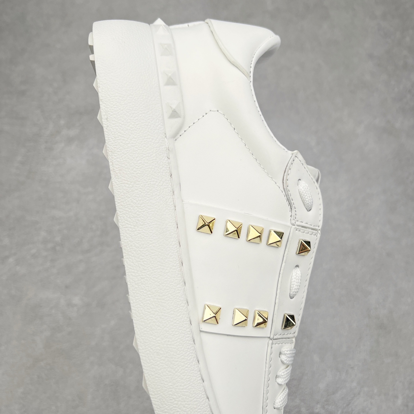 图片[6]-#纯原级别 Valentino 华伦天奴休闲铆钉小白鞋2024最新款时尚运动板鞋 走秀情侣爆款 杨洋 关晓彤等众多明星同款 软羊皮低帮运动鞋 经典百搭款 Rockstud untitled时尚板鞋 绗缝格纹与铆钉 打造瞩目朋克风格 考究皮质构塑和简洁轮廓 流畅的线条奠定酷感基调 装饰金属质感橡胶效果 背面与鞋舌装饰 穿出了不一样的随性和时髦 阿那亚大秀可谓是刷爆了时尚圈 鞋面全油边 面料：定制牛皮+独家开模TPU大底 全套包装 尺码：35 36 37 38 39 40 41 42 43 44-选品中心