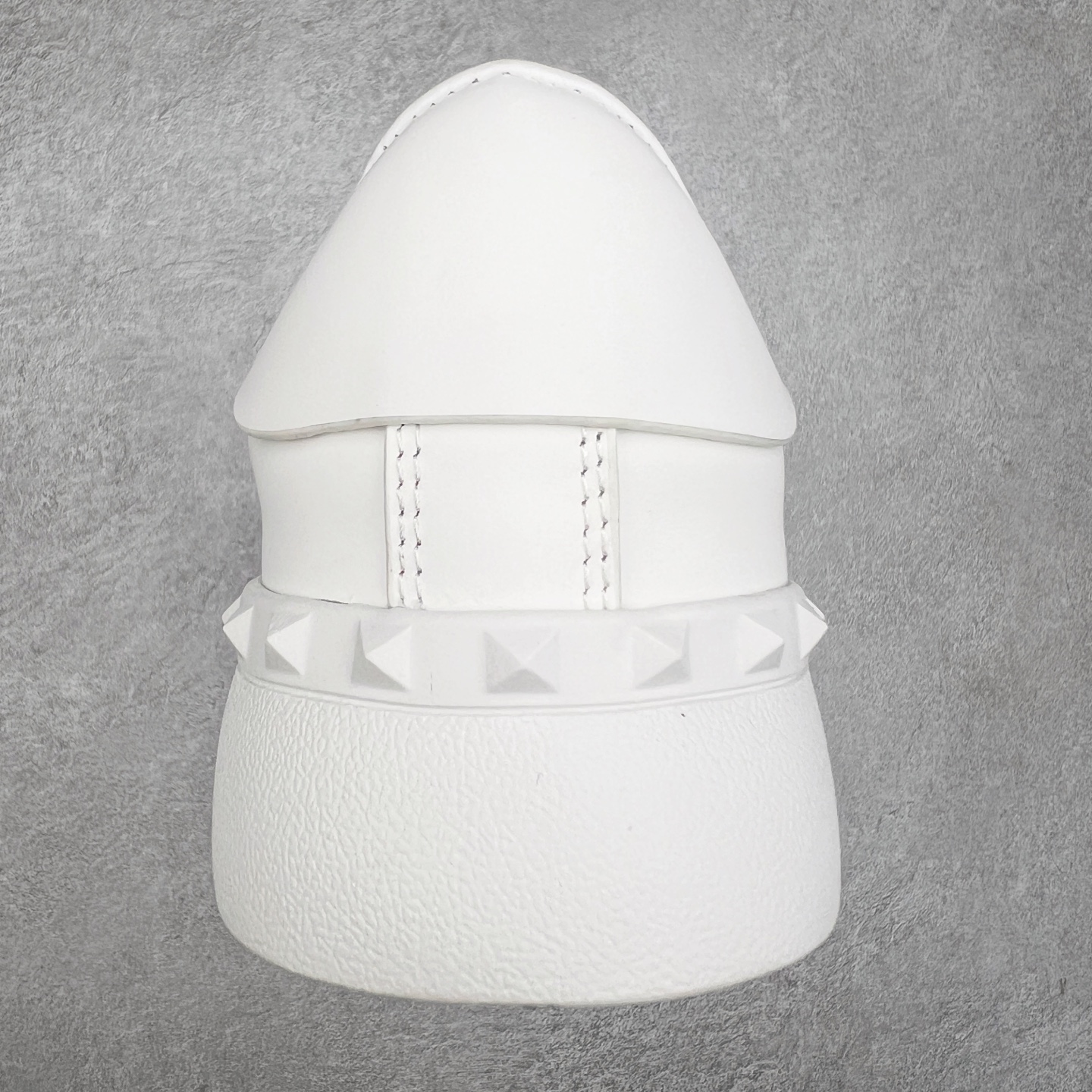 图片[8]-#纯原级别 Valentino 华伦天奴休闲铆钉小白鞋2024最新款时尚运动板鞋 走秀情侣爆款 杨洋 关晓彤等众多明星同款 软羊皮低帮运动鞋 经典百搭款 Rockstud untitled时尚板鞋 绗缝格纹与铆钉 打造瞩目朋克风格 考究皮质构塑和简洁轮廓 流畅的线条奠定酷感基调 装饰金属质感橡胶效果 背面与鞋舌装饰 穿出了不一样的随性和时髦 阿那亚大秀可谓是刷爆了时尚圈 鞋面全油边 面料：定制牛皮+独家开模TPU大底 全套包装 尺码：35 36 37 38 39 40 41 42 43 44-选品中心