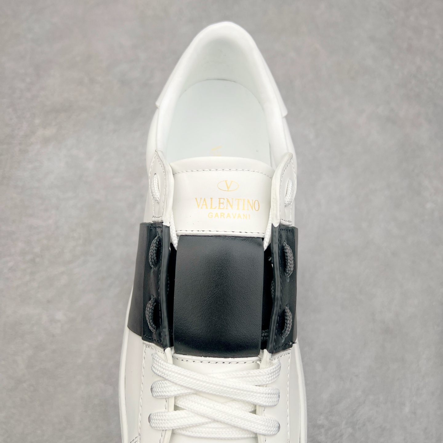 图片[5]-#纯原级别 Valentino 华伦天奴休闲铆钉小白鞋2024最新款时尚运动板鞋 走秀情侣爆款 杨洋 关晓彤等众多明星同款 软羊皮低帮运动鞋 经典百搭款 Rockstud untitled时尚板鞋 绗缝格纹与铆钉 打造瞩目朋克风格 考究皮质构塑和简洁轮廓 流畅的线条奠定酷感基调 装饰金属质感橡胶效果 背面与鞋舌装饰 穿出了不一样的随性和时髦 阿那亚大秀可谓是刷爆了时尚圈 鞋面全油边 面料：定制牛皮+独家开模TPU大底 全套包装 尺码：35 36 37 38 39 40 41 42 43 44-选品中心