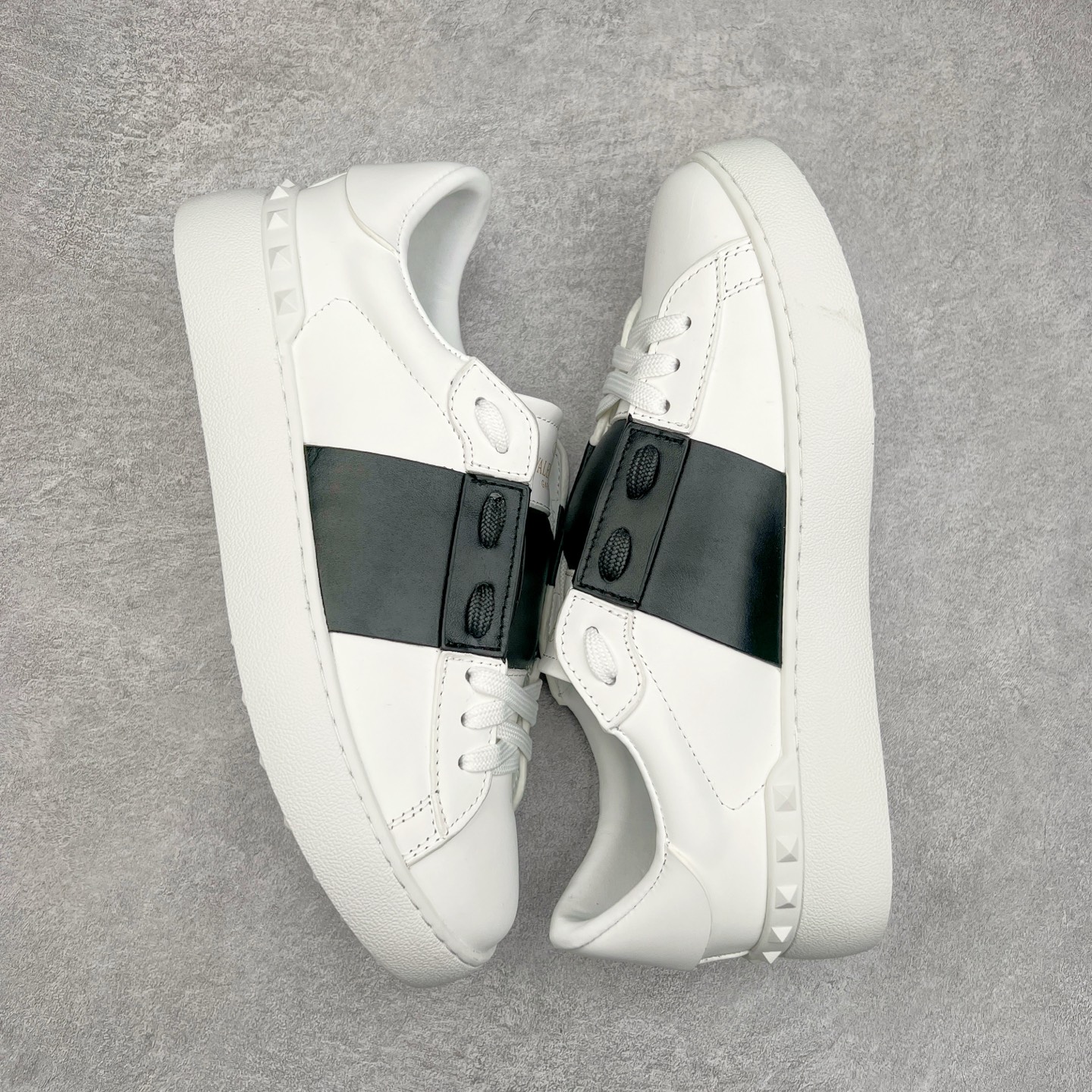 图片[3]-#纯原级别 Valentino 华伦天奴休闲铆钉小白鞋2024最新款时尚运动板鞋 走秀情侣爆款 杨洋 关晓彤等众多明星同款 软羊皮低帮运动鞋 经典百搭款 Rockstud untitled时尚板鞋 绗缝格纹与铆钉 打造瞩目朋克风格 考究皮质构塑和简洁轮廓 流畅的线条奠定酷感基调 装饰金属质感橡胶效果 背面与鞋舌装饰 穿出了不一样的随性和时髦 阿那亚大秀可谓是刷爆了时尚圈 鞋面全油边 面料：定制牛皮+独家开模TPU大底 全套包装 尺码：35 36 37 38 39 40 41 42 43 44-选品中心