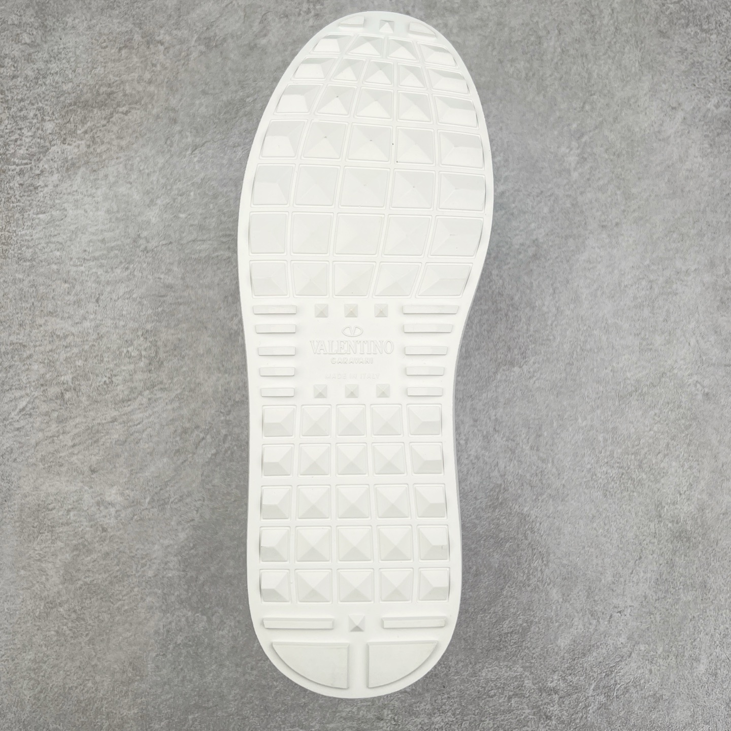 图片[9]-#纯原级别 Valentino 华伦天奴休闲铆钉小白鞋2024最新款时尚运动板鞋 走秀情侣爆款 杨洋 关晓彤等众多明星同款 软羊皮低帮运动鞋 经典百搭款 Rockstud untitled时尚板鞋 绗缝格纹与铆钉 打造瞩目朋克风格 考究皮质构塑和简洁轮廓 流畅的线条奠定酷感基调 装饰金属质感橡胶效果 背面与鞋舌装饰 穿出了不一样的随性和时髦 阿那亚大秀可谓是刷爆了时尚圈 鞋面全油边 面料：定制牛皮+独家开模TPU大底 全套包装 尺码：35 36 37 38 39 40 41 42 43 44-选品中心