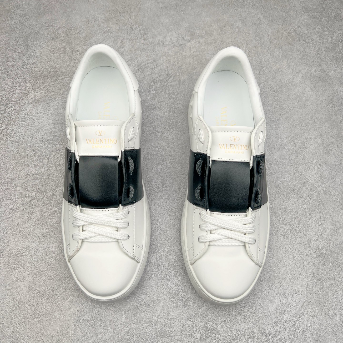 图片[2]-#纯原级别 Valentino 华伦天奴休闲铆钉小白鞋2024最新款时尚运动板鞋 走秀情侣爆款 杨洋 关晓彤等众多明星同款 软羊皮低帮运动鞋 经典百搭款 Rockstud untitled时尚板鞋 绗缝格纹与铆钉 打造瞩目朋克风格 考究皮质构塑和简洁轮廓 流畅的线条奠定酷感基调 装饰金属质感橡胶效果 背面与鞋舌装饰 穿出了不一样的随性和时髦 阿那亚大秀可谓是刷爆了时尚圈 鞋面全油边 面料：定制牛皮+独家开模TPU大底 全套包装 尺码：35 36 37 38 39 40 41 42 43 44-选品中心