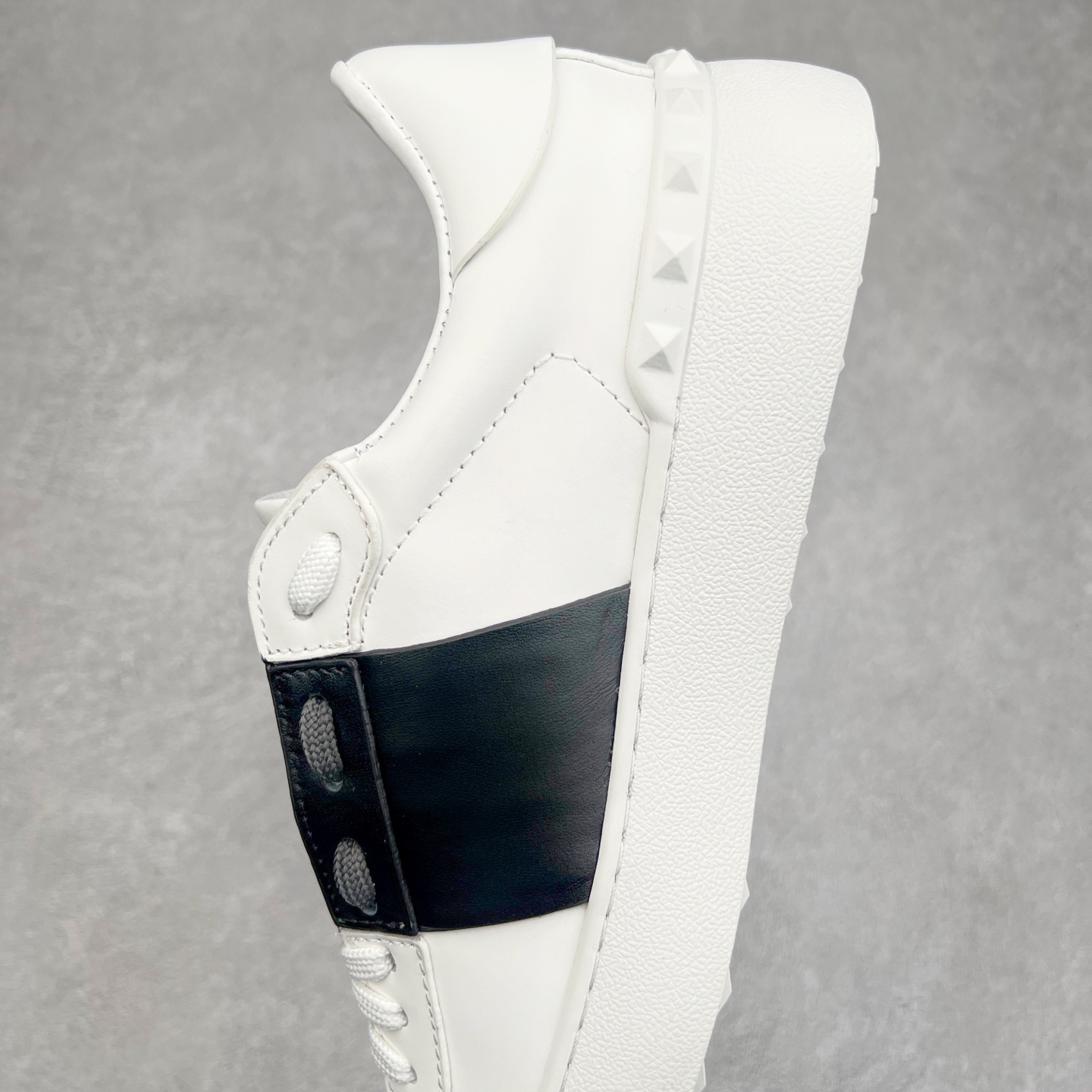 图片[7]-#纯原级别 Valentino 华伦天奴休闲铆钉小白鞋2024最新款时尚运动板鞋 走秀情侣爆款 杨洋 关晓彤等众多明星同款 软羊皮低帮运动鞋 经典百搭款 Rockstud untitled时尚板鞋 绗缝格纹与铆钉 打造瞩目朋克风格 考究皮质构塑和简洁轮廓 流畅的线条奠定酷感基调 装饰金属质感橡胶效果 背面与鞋舌装饰 穿出了不一样的随性和时髦 阿那亚大秀可谓是刷爆了时尚圈 鞋面全油边 面料：定制牛皮+独家开模TPU大底 全套包装 尺码：35 36 37 38 39 40 41 42 43 44-选品中心