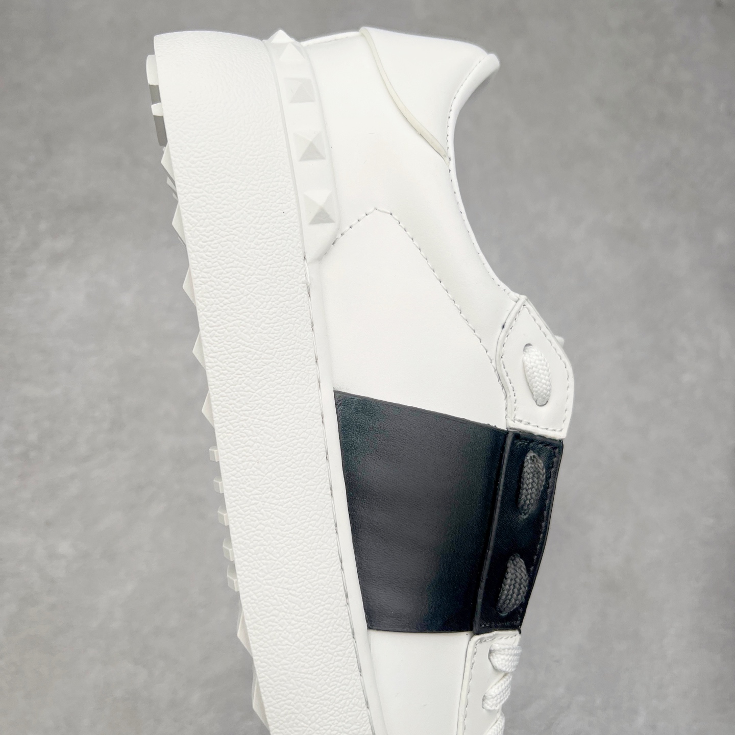 图片[6]-#纯原级别 Valentino 华伦天奴休闲铆钉小白鞋2024最新款时尚运动板鞋 走秀情侣爆款 杨洋 关晓彤等众多明星同款 软羊皮低帮运动鞋 经典百搭款 Rockstud untitled时尚板鞋 绗缝格纹与铆钉 打造瞩目朋克风格 考究皮质构塑和简洁轮廓 流畅的线条奠定酷感基调 装饰金属质感橡胶效果 背面与鞋舌装饰 穿出了不一样的随性和时髦 阿那亚大秀可谓是刷爆了时尚圈 鞋面全油边 面料：定制牛皮+独家开模TPU大底 全套包装 尺码：35 36 37 38 39 40 41 42 43 44-选品中心