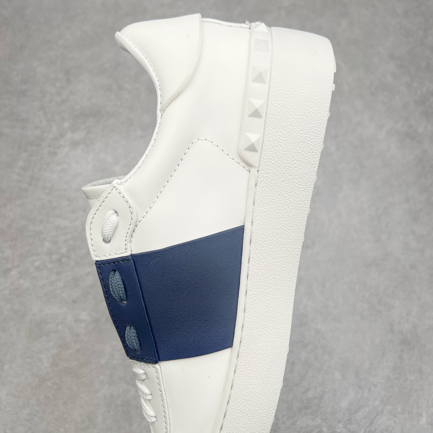 图片[7]-#纯原级别 Valentino 华伦天奴休闲铆钉小白鞋2024最新款时尚运动板鞋 走秀情侣爆款 杨洋 关晓彤等众多明星同款 软羊皮低帮运动鞋 经典百搭款 Rockstud untitled时尚板鞋 绗缝格纹与铆钉 打造瞩目朋克风格 考究皮质构塑和简洁轮廓 流畅的线条奠定酷感基调 装饰金属质感橡胶效果 背面与鞋舌装饰 穿出了不一样的随性和时髦 阿那亚大秀可谓是刷爆了时尚圈 鞋面全油边 面料：定制牛皮+独家开模TPU大底 全套包装 尺码：35 36 37 38 39 40 41 42 43 44-选品中心