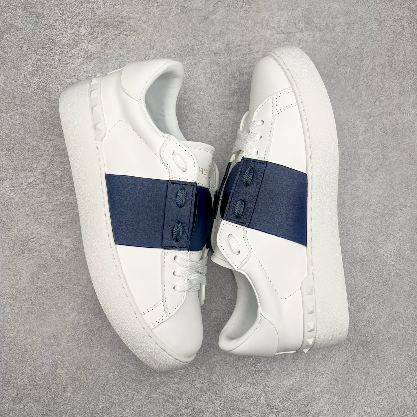 图片[3]-#纯原级别 Valentino 华伦天奴休闲铆钉小白鞋2024最新款时尚运动板鞋 走秀情侣爆款 杨洋 关晓彤等众多明星同款 软羊皮低帮运动鞋 经典百搭款 Rockstud untitled时尚板鞋 绗缝格纹与铆钉 打造瞩目朋克风格 考究皮质构塑和简洁轮廓 流畅的线条奠定酷感基调 装饰金属质感橡胶效果 背面与鞋舌装饰 穿出了不一样的随性和时髦 阿那亚大秀可谓是刷爆了时尚圈 鞋面全油边 面料：定制牛皮+独家开模TPU大底 全套包装 尺码：35 36 37 38 39 40 41 42 43 44-选品中心