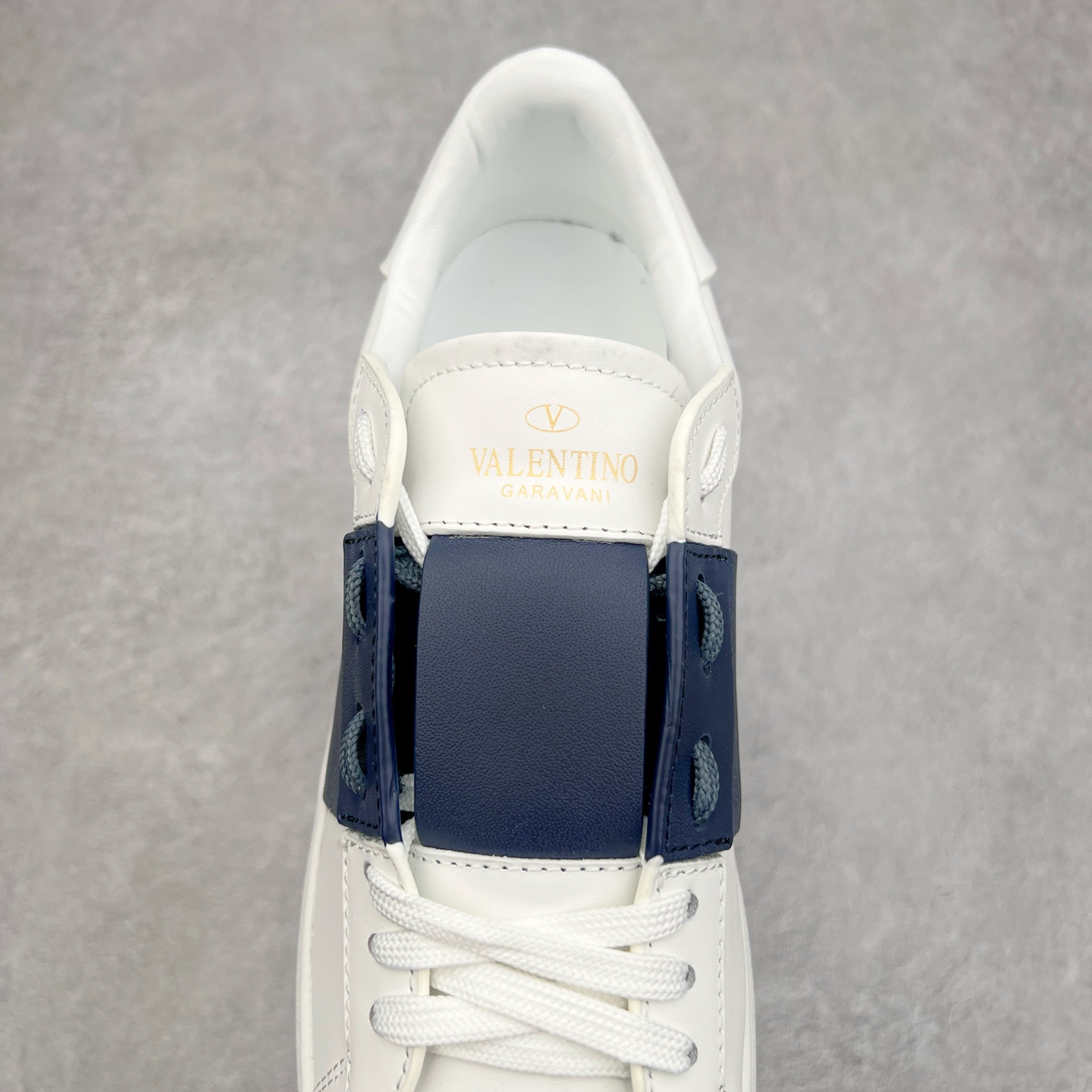 图片[5]-#纯原级别 Valentino 华伦天奴休闲铆钉小白鞋2024最新款时尚运动板鞋 走秀情侣爆款 杨洋 关晓彤等众多明星同款 软羊皮低帮运动鞋 经典百搭款 Rockstud untitled时尚板鞋 绗缝格纹与铆钉 打造瞩目朋克风格 考究皮质构塑和简洁轮廓 流畅的线条奠定酷感基调 装饰金属质感橡胶效果 背面与鞋舌装饰 穿出了不一样的随性和时髦 阿那亚大秀可谓是刷爆了时尚圈 鞋面全油边 面料：定制牛皮+独家开模TPU大底 全套包装 尺码：35 36 37 38 39 40 41 42 43 44-选品中心