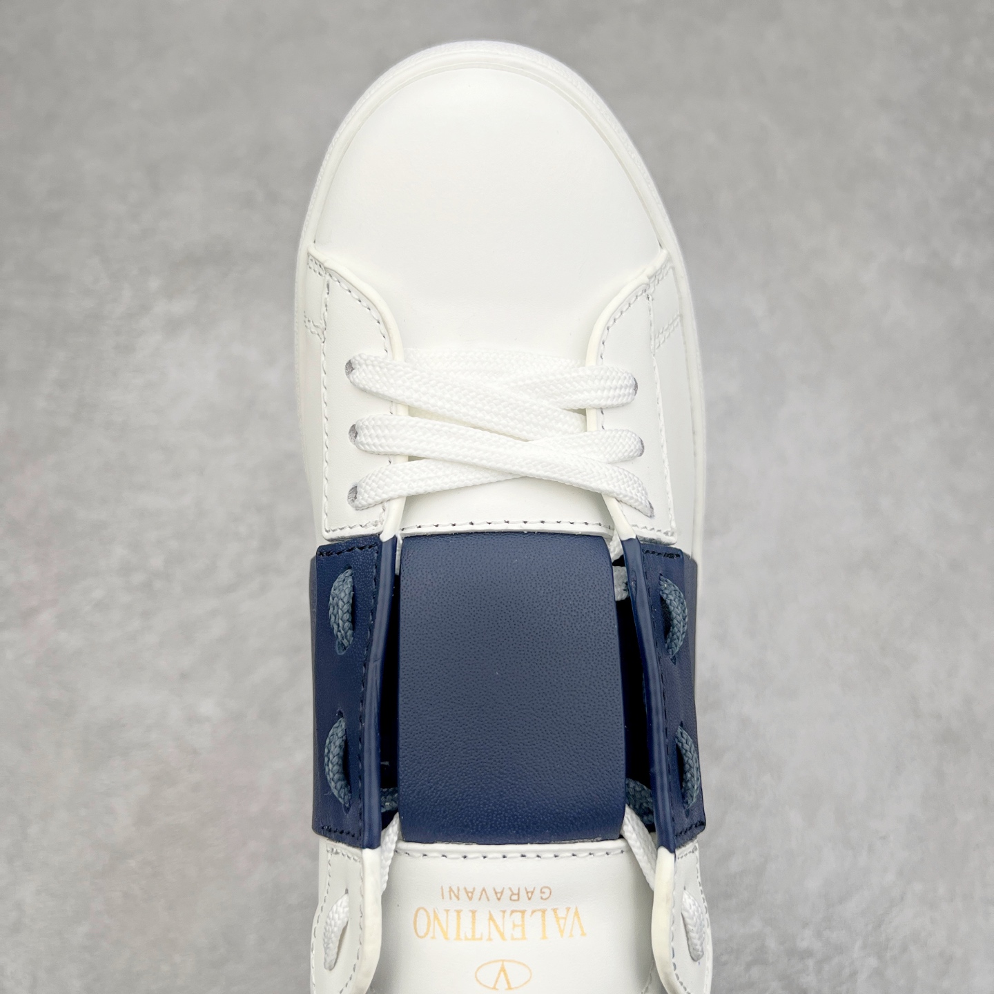 图片[4]-#纯原级别 Valentino 华伦天奴休闲铆钉小白鞋2024最新款时尚运动板鞋 走秀情侣爆款 杨洋 关晓彤等众多明星同款 软羊皮低帮运动鞋 经典百搭款 Rockstud untitled时尚板鞋 绗缝格纹与铆钉 打造瞩目朋克风格 考究皮质构塑和简洁轮廓 流畅的线条奠定酷感基调 装饰金属质感橡胶效果 背面与鞋舌装饰 穿出了不一样的随性和时髦 阿那亚大秀可谓是刷爆了时尚圈 鞋面全油边 面料：定制牛皮+独家开模TPU大底 全套包装 尺码：35 36 37 38 39 40 41 42 43 44-选品中心