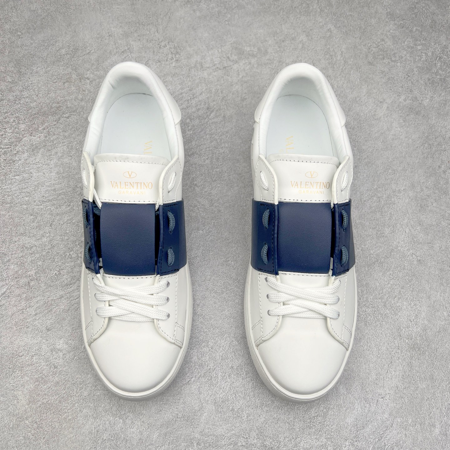 图片[2]-#纯原级别 Valentino 华伦天奴休闲铆钉小白鞋2024最新款时尚运动板鞋 走秀情侣爆款 杨洋 关晓彤等众多明星同款 软羊皮低帮运动鞋 经典百搭款 Rockstud untitled时尚板鞋 绗缝格纹与铆钉 打造瞩目朋克风格 考究皮质构塑和简洁轮廓 流畅的线条奠定酷感基调 装饰金属质感橡胶效果 背面与鞋舌装饰 穿出了不一样的随性和时髦 阿那亚大秀可谓是刷爆了时尚圈 鞋面全油边 面料：定制牛皮+独家开模TPU大底 全套包装 尺码：35 36 37 38 39 40 41 42 43 44-选品中心