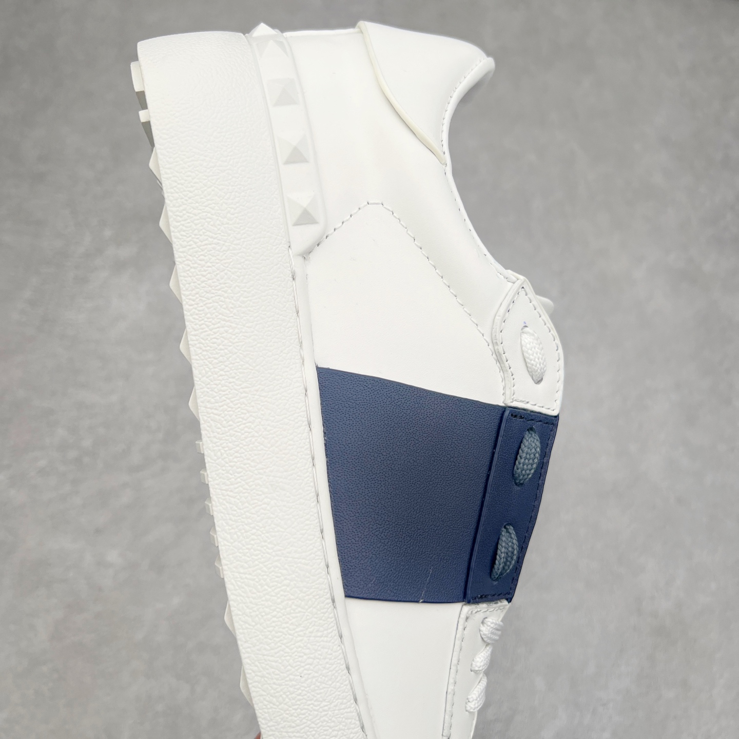 图片[6]-#纯原级别 Valentino 华伦天奴休闲铆钉小白鞋2024最新款时尚运动板鞋 走秀情侣爆款 杨洋 关晓彤等众多明星同款 软羊皮低帮运动鞋 经典百搭款 Rockstud untitled时尚板鞋 绗缝格纹与铆钉 打造瞩目朋克风格 考究皮质构塑和简洁轮廓 流畅的线条奠定酷感基调 装饰金属质感橡胶效果 背面与鞋舌装饰 穿出了不一样的随性和时髦 阿那亚大秀可谓是刷爆了时尚圈 鞋面全油边 面料：定制牛皮+独家开模TPU大底 全套包装 尺码：35 36 37 38 39 40 41 42 43 44-选品中心