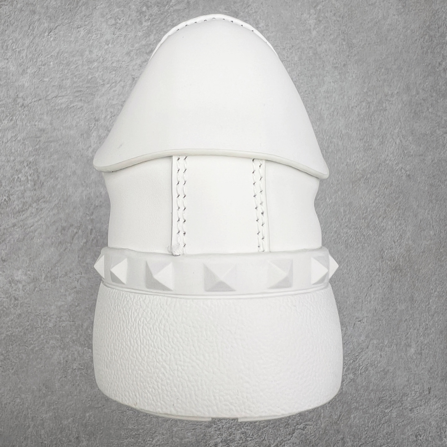 图片[8]-#纯原级别 Valentino 华伦天奴休闲铆钉小白鞋2024最新款时尚运动板鞋 走秀情侣爆款 杨洋 关晓彤等众多明星同款 软羊皮低帮运动鞋 经典百搭款 Rockstud untitled时尚板鞋 绗缝格纹与铆钉 打造瞩目朋克风格 考究皮质构塑和简洁轮廓 流畅的线条奠定酷感基调 装饰金属质感橡胶效果 背面与鞋舌装饰 穿出了不一样的随性和时髦 阿那亚大秀可谓是刷爆了时尚圈 鞋面全油边 面料：定制牛皮+独家开模TPU大底 全套包装 尺码：35 36 37 38 39 40 41 42 43 44-选品中心