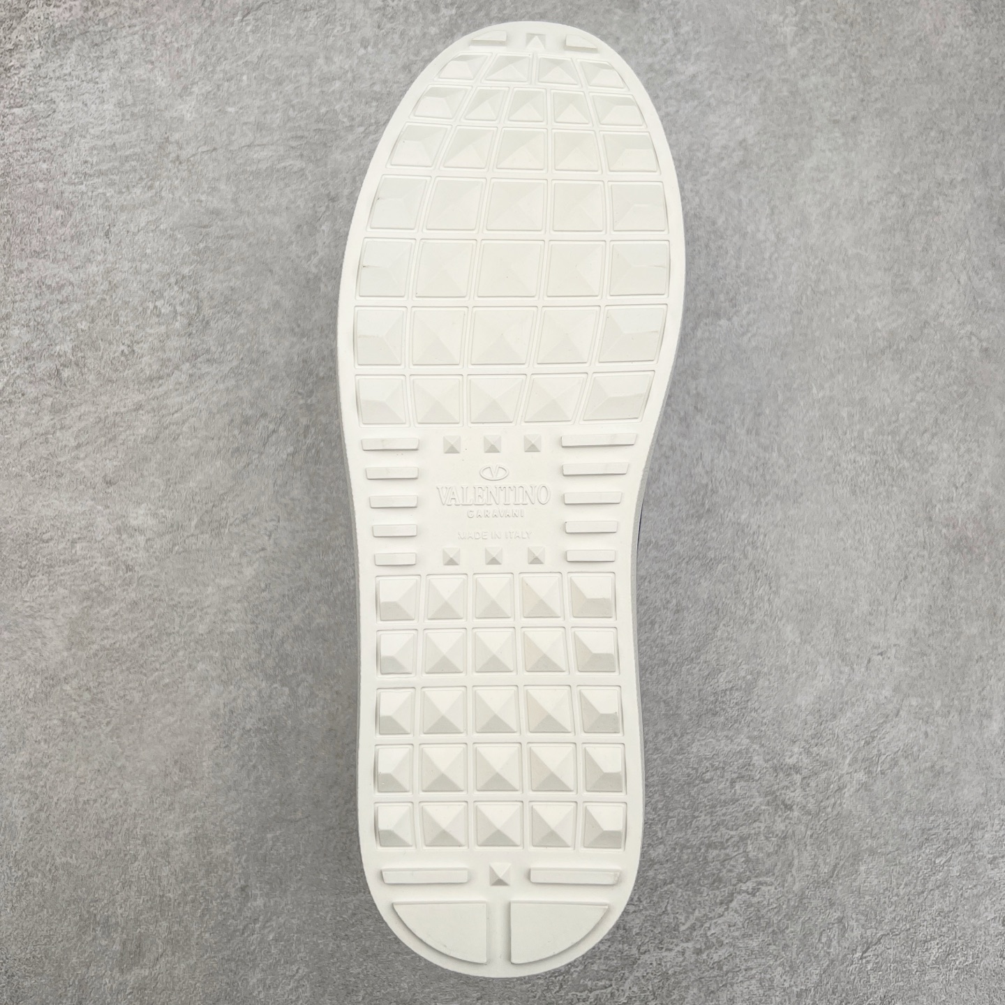 图片[9]-#纯原级别 Valentino 华伦天奴休闲铆钉小白鞋2024最新款时尚运动板鞋 走秀情侣爆款 杨洋 关晓彤等众多明星同款 软羊皮低帮运动鞋 经典百搭款 Rockstud untitled时尚板鞋 绗缝格纹与铆钉 打造瞩目朋克风格 考究皮质构塑和简洁轮廓 流畅的线条奠定酷感基调 装饰金属质感橡胶效果 背面与鞋舌装饰 穿出了不一样的随性和时髦 阿那亚大秀可谓是刷爆了时尚圈 鞋面全油边 面料：定制牛皮+独家开模TPU大底 全套包装 尺码：35 36 37 38 39 40 41 42 43 44-选品中心