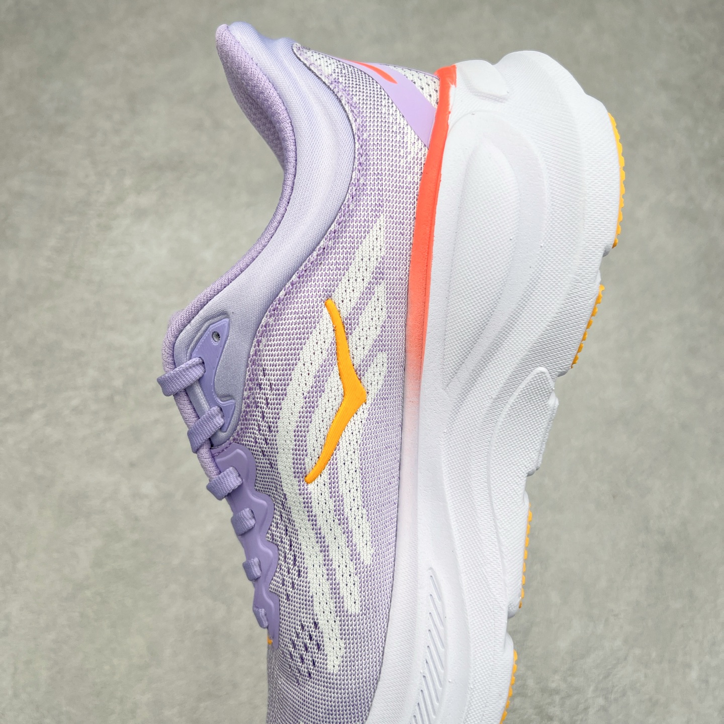 图片[7]-HOKA ONE ONE Bondi 9 WIDE 邦迪九代舒适防滑耐磨低帮休闲跑步鞋 HOKA ONE ONE是来自美国的跑步鞋知名品牌，创立于2009年，始终致力于为所有跑者提供更新、更好的跑步装备。相比常规跑鞋，HOKA ONE ONE特别研发使用性能独特的几何形跑鞋中底，此种鞋底更厚、更高、回弹性也更好，除了卓越的缓冲性能，它还能內各种阶段的跑者带来更具动感、更加稳定的跑步体验。HOKAONE ONE从设计之初就清楚意识到，要保证跑者步幅的均匀一致，双脚自然而然的运动至关重要。尺码：36 36.5 37.5 38 38.5 39 40 40.5 41 42 42.5 43 44 44.5 45-选品中心