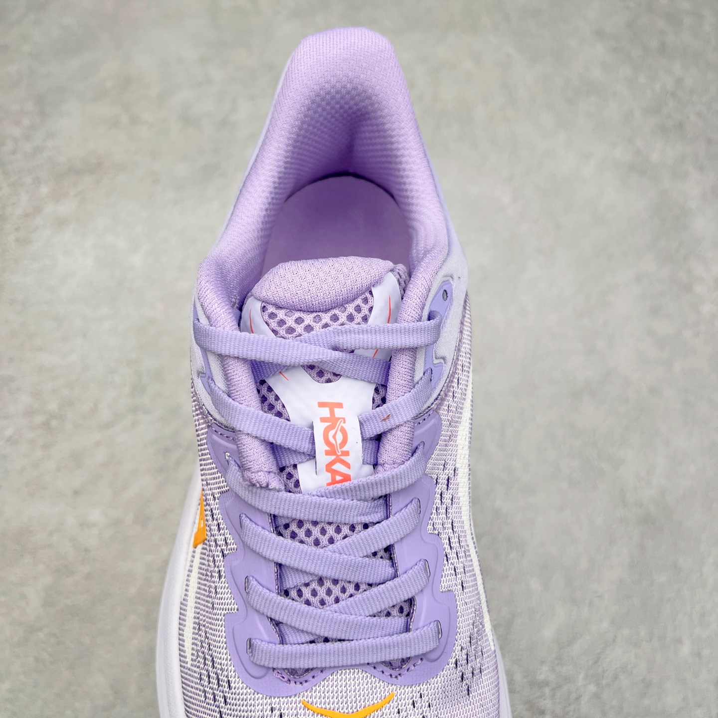 图片[5]-HOKA ONE ONE Bondi 9 WIDE 邦迪九代舒适防滑耐磨低帮休闲跑步鞋 HOKA ONE ONE是来自美国的跑步鞋知名品牌，创立于2009年，始终致力于为所有跑者提供更新、更好的跑步装备。相比常规跑鞋，HOKA ONE ONE特别研发使用性能独特的几何形跑鞋中底，此种鞋底更厚、更高、回弹性也更好，除了卓越的缓冲性能，它还能內各种阶段的跑者带来更具动感、更加稳定的跑步体验。HOKAONE ONE从设计之初就清楚意识到，要保证跑者步幅的均匀一致，双脚自然而然的运动至关重要。尺码：36 36.5 37.5 38 38.5 39 40 40.5 41 42 42.5 43 44 44.5 45-选品中心