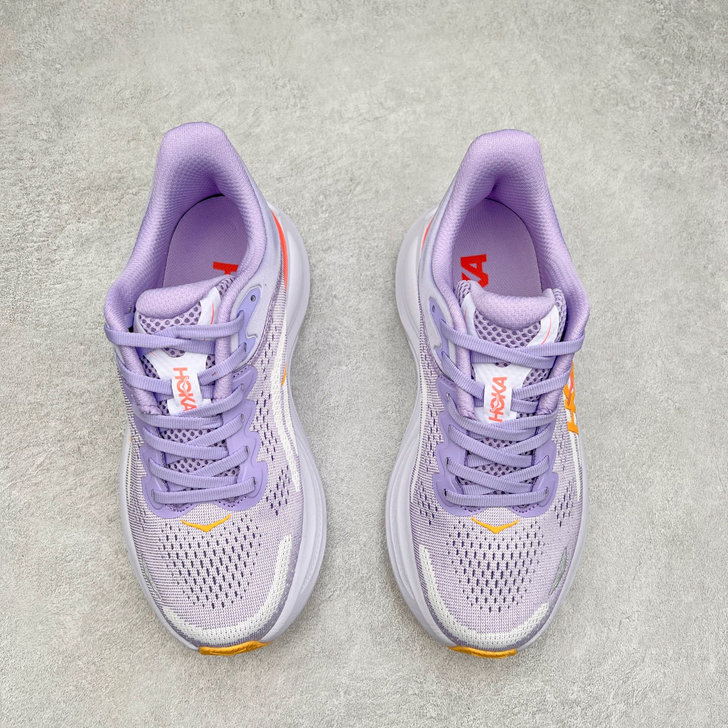 图片[2]-HOKA ONE ONE Bondi 9 WIDE 邦迪九代舒适防滑耐磨低帮休闲跑步鞋 HOKA ONE ONE是来自美国的跑步鞋知名品牌，创立于2009年，始终致力于为所有跑者提供更新、更好的跑步装备。相比常规跑鞋，HOKA ONE ONE特别研发使用性能独特的几何形跑鞋中底，此种鞋底更厚、更高、回弹性也更好，除了卓越的缓冲性能，它还能內各种阶段的跑者带来更具动感、更加稳定的跑步体验。HOKAONE ONE从设计之初就清楚意识到，要保证跑者步幅的均匀一致，双脚自然而然的运动至关重要。尺码：36 36.5 37.5 38 38.5 39 40 40.5 41 42 42.5 43 44 44.5 45-选品中心