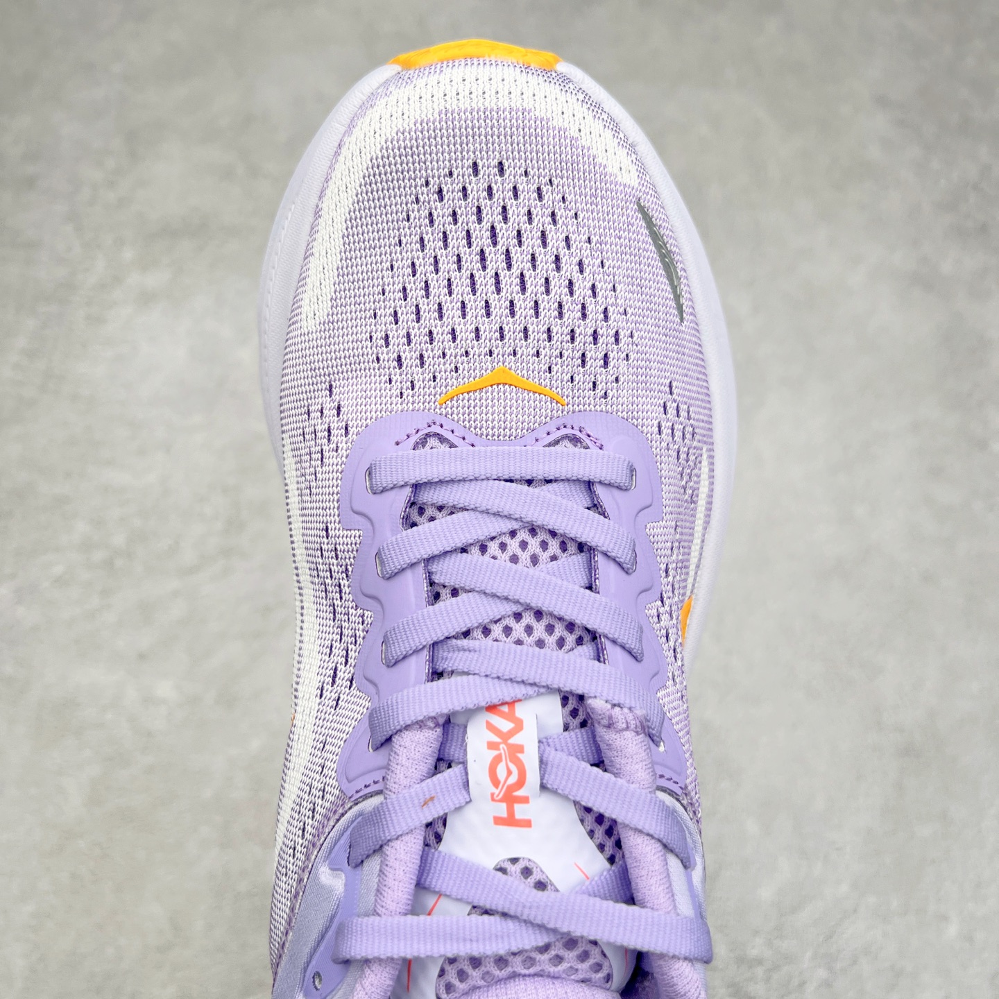 图片[4]-HOKA ONE ONE Bondi 9 WIDE 邦迪九代舒适防滑耐磨低帮休闲跑步鞋 HOKA ONE ONE是来自美国的跑步鞋知名品牌，创立于2009年，始终致力于为所有跑者提供更新、更好的跑步装备。相比常规跑鞋，HOKA ONE ONE特别研发使用性能独特的几何形跑鞋中底，此种鞋底更厚、更高、回弹性也更好，除了卓越的缓冲性能，它还能內各种阶段的跑者带来更具动感、更加稳定的跑步体验。HOKAONE ONE从设计之初就清楚意识到，要保证跑者步幅的均匀一致，双脚自然而然的运动至关重要。尺码：36 36.5 37.5 38 38.5 39 40 40.5 41 42 42.5 43 44 44.5 45-选品中心