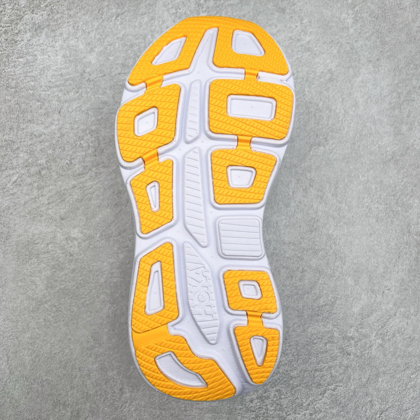 图片[9]-HOKA ONE ONE Bondi 9 WIDE 邦迪九代舒适防滑耐磨低帮休闲跑步鞋 HOKA ONE ONE是来自美国的跑步鞋知名品牌，创立于2009年，始终致力于为所有跑者提供更新、更好的跑步装备。相比常规跑鞋，HOKA ONE ONE特别研发使用性能独特的几何形跑鞋中底，此种鞋底更厚、更高、回弹性也更好，除了卓越的缓冲性能，它还能內各种阶段的跑者带来更具动感、更加稳定的跑步体验。HOKAONE ONE从设计之初就清楚意识到，要保证跑者步幅的均匀一致，双脚自然而然的运动至关重要。尺码：36 36.5 37.5 38 38.5 39 40 40.5 41 42 42.5 43 44 44.5 45-选品中心