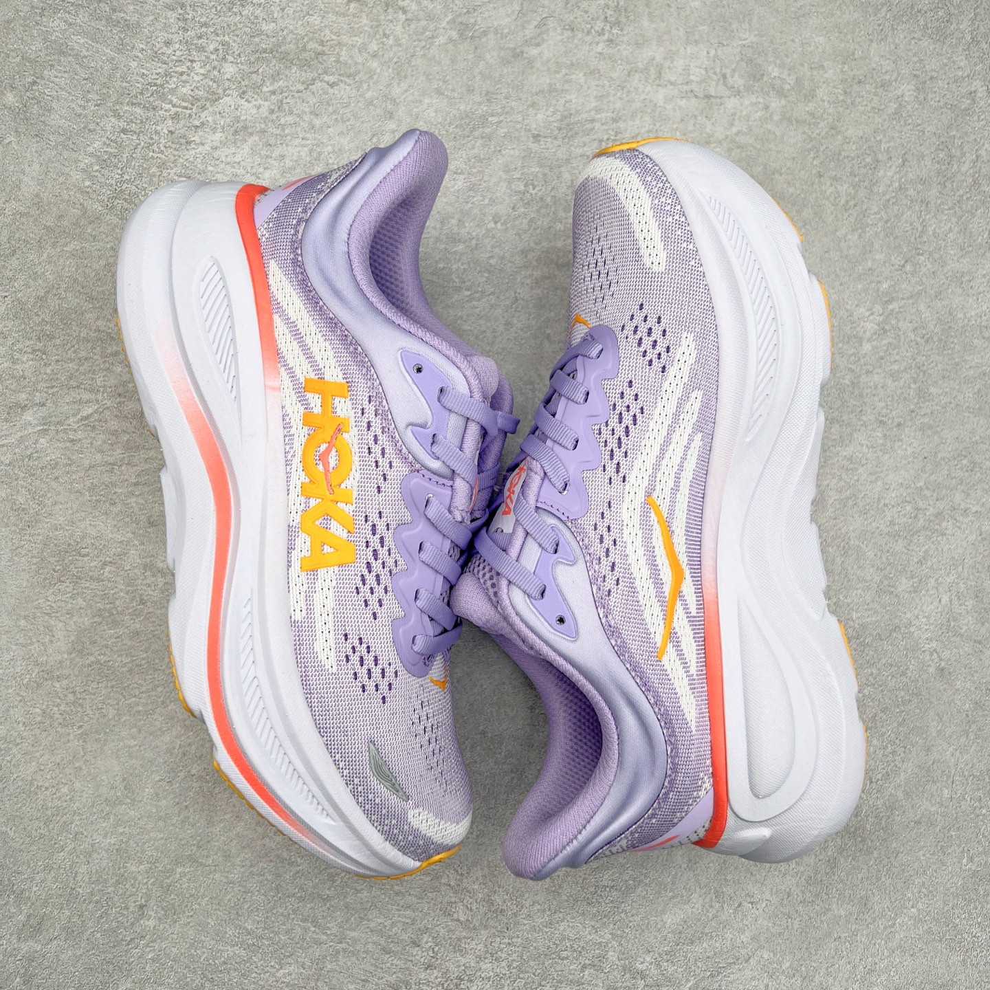 图片[3]-HOKA ONE ONE Bondi 9 WIDE 邦迪九代舒适防滑耐磨低帮休闲跑步鞋 HOKA ONE ONE是来自美国的跑步鞋知名品牌，创立于2009年，始终致力于为所有跑者提供更新、更好的跑步装备。相比常规跑鞋，HOKA ONE ONE特别研发使用性能独特的几何形跑鞋中底，此种鞋底更厚、更高、回弹性也更好，除了卓越的缓冲性能，它还能內各种阶段的跑者带来更具动感、更加稳定的跑步体验。HOKAONE ONE从设计之初就清楚意识到，要保证跑者步幅的均匀一致，双脚自然而然的运动至关重要。尺码：36 36.5 37.5 38 38.5 39 40 40.5 41 42 42.5 43 44 44.5 45-选品中心