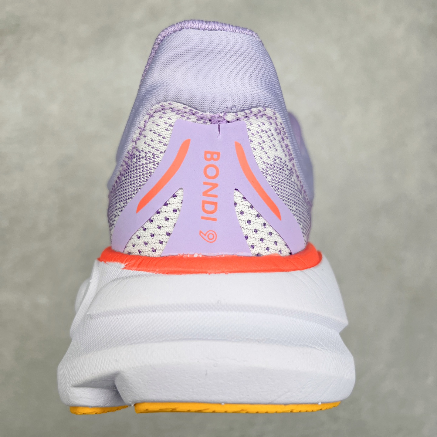 图片[8]-HOKA ONE ONE Bondi 9 WIDE 邦迪九代舒适防滑耐磨低帮休闲跑步鞋 HOKA ONE ONE是来自美国的跑步鞋知名品牌，创立于2009年，始终致力于为所有跑者提供更新、更好的跑步装备。相比常规跑鞋，HOKA ONE ONE特别研发使用性能独特的几何形跑鞋中底，此种鞋底更厚、更高、回弹性也更好，除了卓越的缓冲性能，它还能內各种阶段的跑者带来更具动感、更加稳定的跑步体验。HOKAONE ONE从设计之初就清楚意识到，要保证跑者步幅的均匀一致，双脚自然而然的运动至关重要。尺码：36 36.5 37.5 38 38.5 39 40 40.5 41 42 42.5 43 44 44.5 45-选品中心