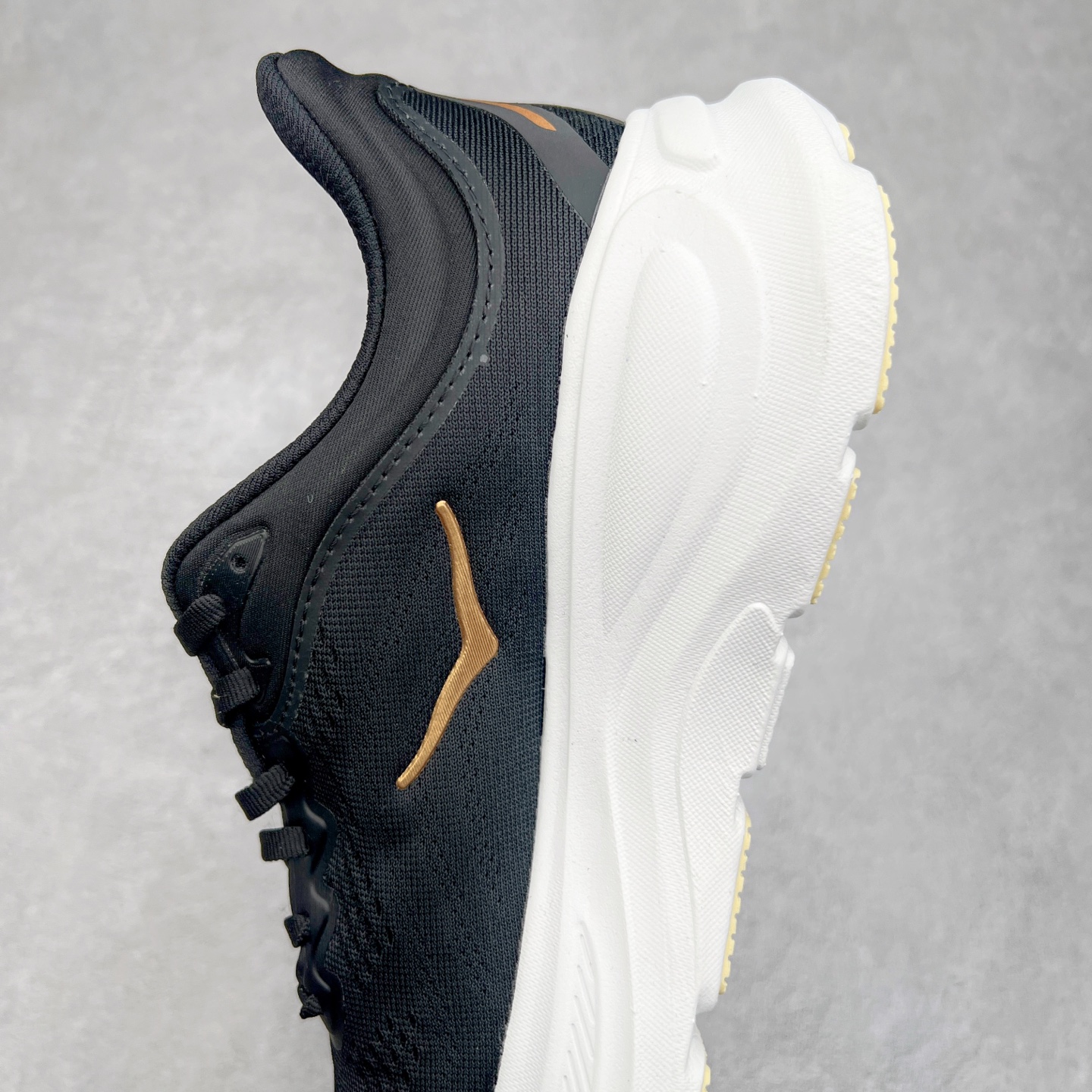 图片[7]-HOKA ONE ONE Bondi 9 WIDE 邦迪九代舒适防滑耐磨低帮休闲跑步鞋 HOKA ONE ONE是来自美国的跑步鞋知名品牌，创立于2009年，始终致力于为所有跑者提供更新、更好的跑步装备。相比常规跑鞋，HOKA ONE ONE特别研发使用性能独特的几何形跑鞋中底，此种鞋底更厚、更高、回弹性也更好，除了卓越的缓冲性能，它还能內各种阶段的跑者带来更具动感、更加稳定的跑步体验。HOKAONE ONE从设计之初就清楚意识到，要保证跑者步幅的均匀一致，双脚自然而然的运动至关重要。尺码：36 36.5 37.5 38 38.5 39 40 40.5 41 42 42.5 43 44 44.5 45-选品中心