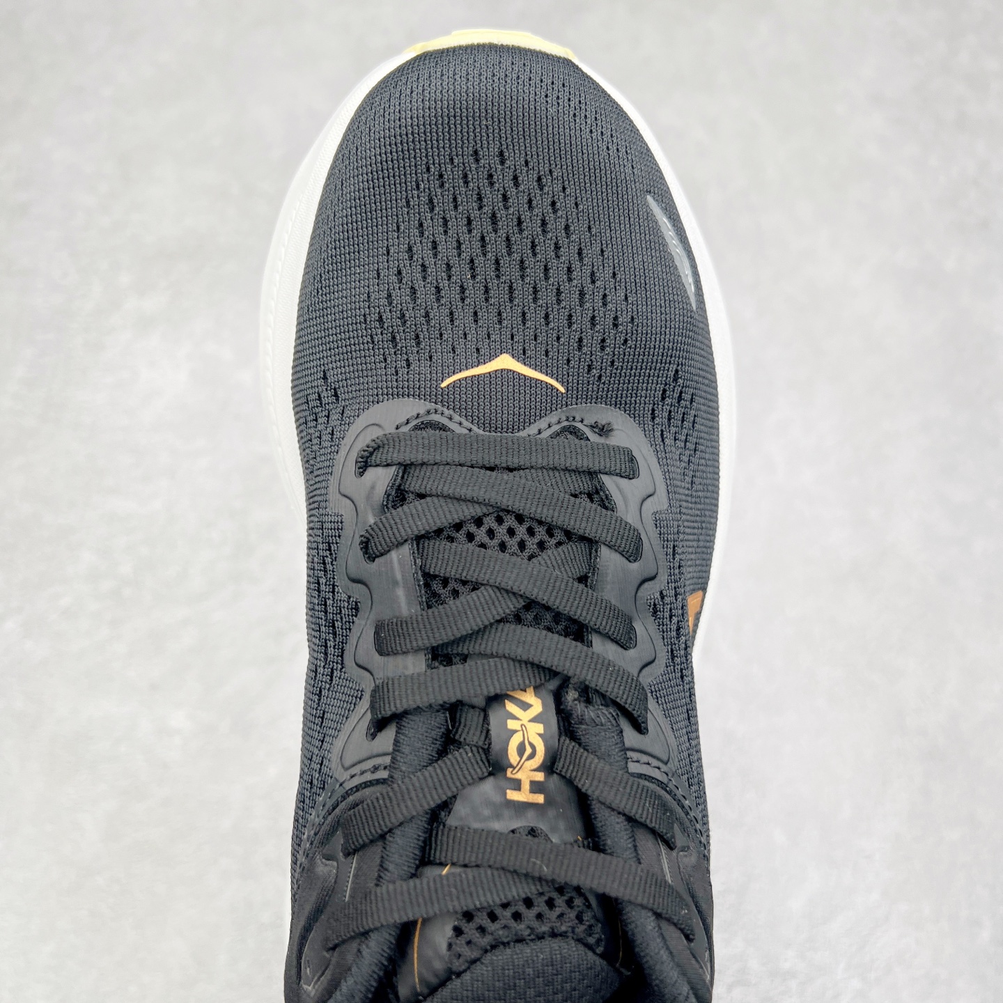 图片[4]-HOKA ONE ONE Bondi 9 WIDE 邦迪九代舒适防滑耐磨低帮休闲跑步鞋 HOKA ONE ONE是来自美国的跑步鞋知名品牌，创立于2009年，始终致力于为所有跑者提供更新、更好的跑步装备。相比常规跑鞋，HOKA ONE ONE特别研发使用性能独特的几何形跑鞋中底，此种鞋底更厚、更高、回弹性也更好，除了卓越的缓冲性能，它还能內各种阶段的跑者带来更具动感、更加稳定的跑步体验。HOKAONE ONE从设计之初就清楚意识到，要保证跑者步幅的均匀一致，双脚自然而然的运动至关重要。尺码：36 36.5 37.5 38 38.5 39 40 40.5 41 42 42.5 43 44 44.5 45-选品中心