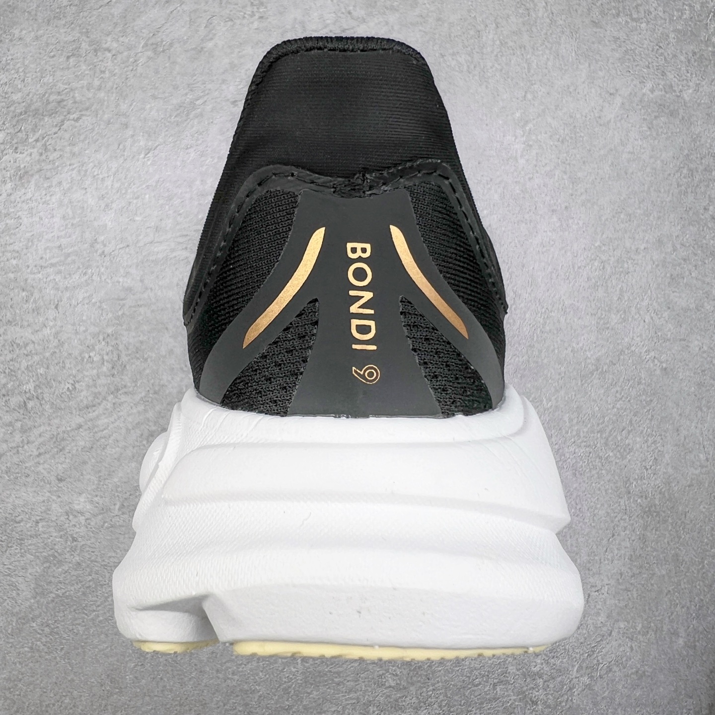 图片[8]-HOKA ONE ONE Bondi 9 WIDE 邦迪九代舒适防滑耐磨低帮休闲跑步鞋 HOKA ONE ONE是来自美国的跑步鞋知名品牌，创立于2009年，始终致力于为所有跑者提供更新、更好的跑步装备。相比常规跑鞋，HOKA ONE ONE特别研发使用性能独特的几何形跑鞋中底，此种鞋底更厚、更高、回弹性也更好，除了卓越的缓冲性能，它还能內各种阶段的跑者带来更具动感、更加稳定的跑步体验。HOKAONE ONE从设计之初就清楚意识到，要保证跑者步幅的均匀一致，双脚自然而然的运动至关重要。尺码：36 36.5 37.5 38 38.5 39 40 40.5 41 42 42.5 43 44 44.5 45-选品中心