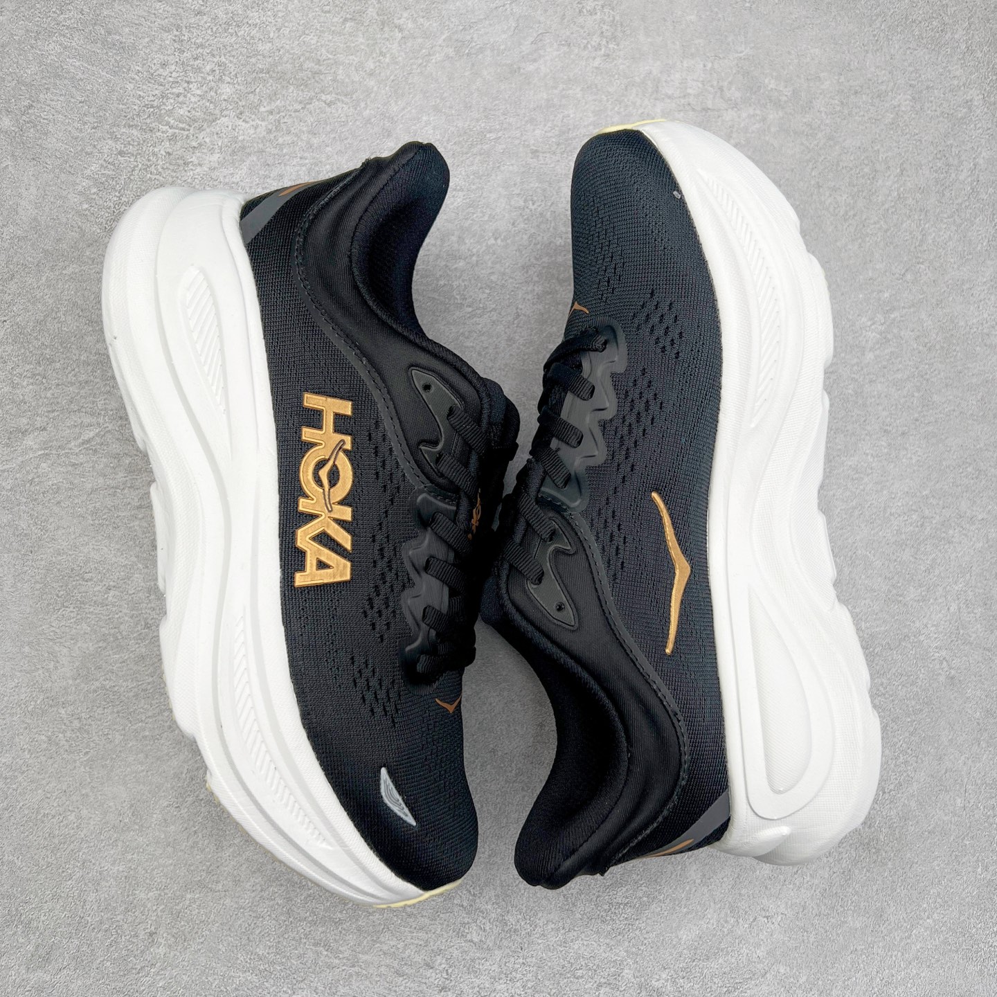 图片[3]-HOKA ONE ONE Bondi 9 WIDE 邦迪九代舒适防滑耐磨低帮休闲跑步鞋 HOKA ONE ONE是来自美国的跑步鞋知名品牌，创立于2009年，始终致力于为所有跑者提供更新、更好的跑步装备。相比常规跑鞋，HOKA ONE ONE特别研发使用性能独特的几何形跑鞋中底，此种鞋底更厚、更高、回弹性也更好，除了卓越的缓冲性能，它还能內各种阶段的跑者带来更具动感、更加稳定的跑步体验。HOKAONE ONE从设计之初就清楚意识到，要保证跑者步幅的均匀一致，双脚自然而然的运动至关重要。尺码：36 36.5 37.5 38 38.5 39 40 40.5 41 42 42.5 43 44 44.5 45-选品中心