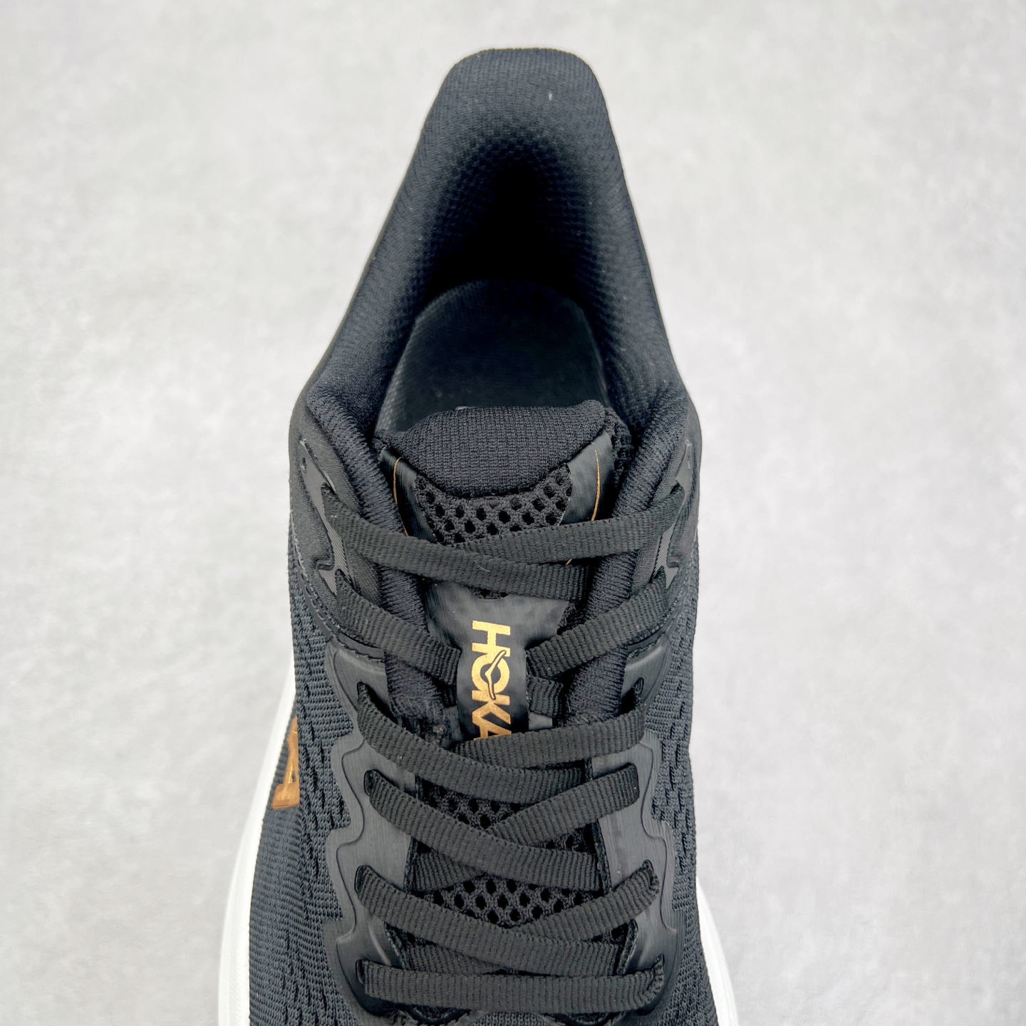 图片[5]-HOKA ONE ONE Bondi 9 WIDE 邦迪九代舒适防滑耐磨低帮休闲跑步鞋 HOKA ONE ONE是来自美国的跑步鞋知名品牌，创立于2009年，始终致力于为所有跑者提供更新、更好的跑步装备。相比常规跑鞋，HOKA ONE ONE特别研发使用性能独特的几何形跑鞋中底，此种鞋底更厚、更高、回弹性也更好，除了卓越的缓冲性能，它还能內各种阶段的跑者带来更具动感、更加稳定的跑步体验。HOKAONE ONE从设计之初就清楚意识到，要保证跑者步幅的均匀一致，双脚自然而然的运动至关重要。尺码：36 36.5 37.5 38 38.5 39 40 40.5 41 42 42.5 43 44 44.5 45-选品中心