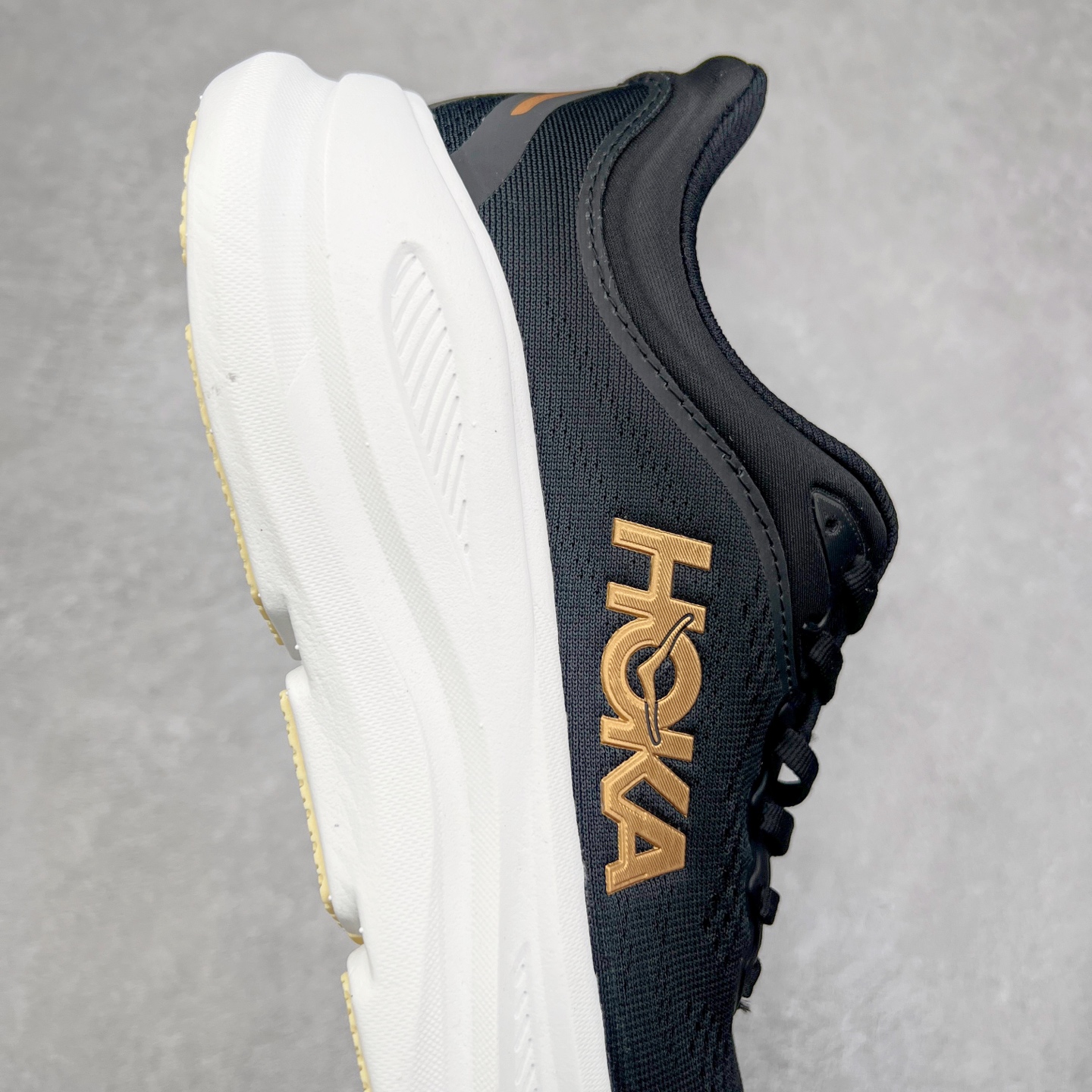图片[6]-HOKA ONE ONE Bondi 9 WIDE 邦迪九代舒适防滑耐磨低帮休闲跑步鞋 HOKA ONE ONE是来自美国的跑步鞋知名品牌，创立于2009年，始终致力于为所有跑者提供更新、更好的跑步装备。相比常规跑鞋，HOKA ONE ONE特别研发使用性能独特的几何形跑鞋中底，此种鞋底更厚、更高、回弹性也更好，除了卓越的缓冲性能，它还能內各种阶段的跑者带来更具动感、更加稳定的跑步体验。HOKAONE ONE从设计之初就清楚意识到，要保证跑者步幅的均匀一致，双脚自然而然的运动至关重要。尺码：36 36.5 37.5 38 38.5 39 40 40.5 41 42 42.5 43 44 44.5 45-选品中心