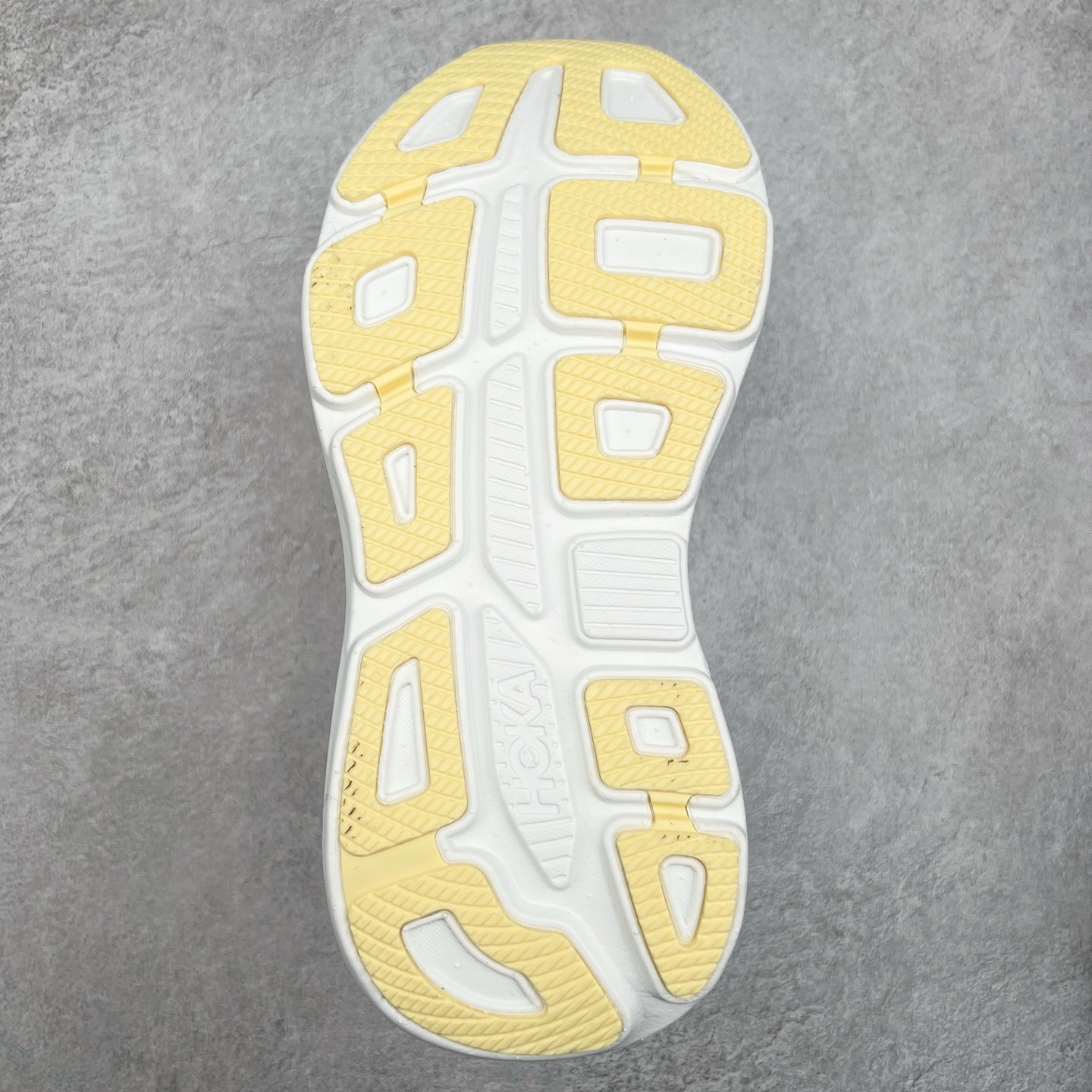 图片[9]-HOKA ONE ONE Bondi 9 WIDE 邦迪九代舒适防滑耐磨低帮休闲跑步鞋 HOKA ONE ONE是来自美国的跑步鞋知名品牌，创立于2009年，始终致力于为所有跑者提供更新、更好的跑步装备。相比常规跑鞋，HOKA ONE ONE特别研发使用性能独特的几何形跑鞋中底，此种鞋底更厚、更高、回弹性也更好，除了卓越的缓冲性能，它还能內各种阶段的跑者带来更具动感、更加稳定的跑步体验。HOKAONE ONE从设计之初就清楚意识到，要保证跑者步幅的均匀一致，双脚自然而然的运动至关重要。尺码：36 36.5 37.5 38 38.5 39 40 40.5 41 42 42.5 43 44 44.5 45-选品中心