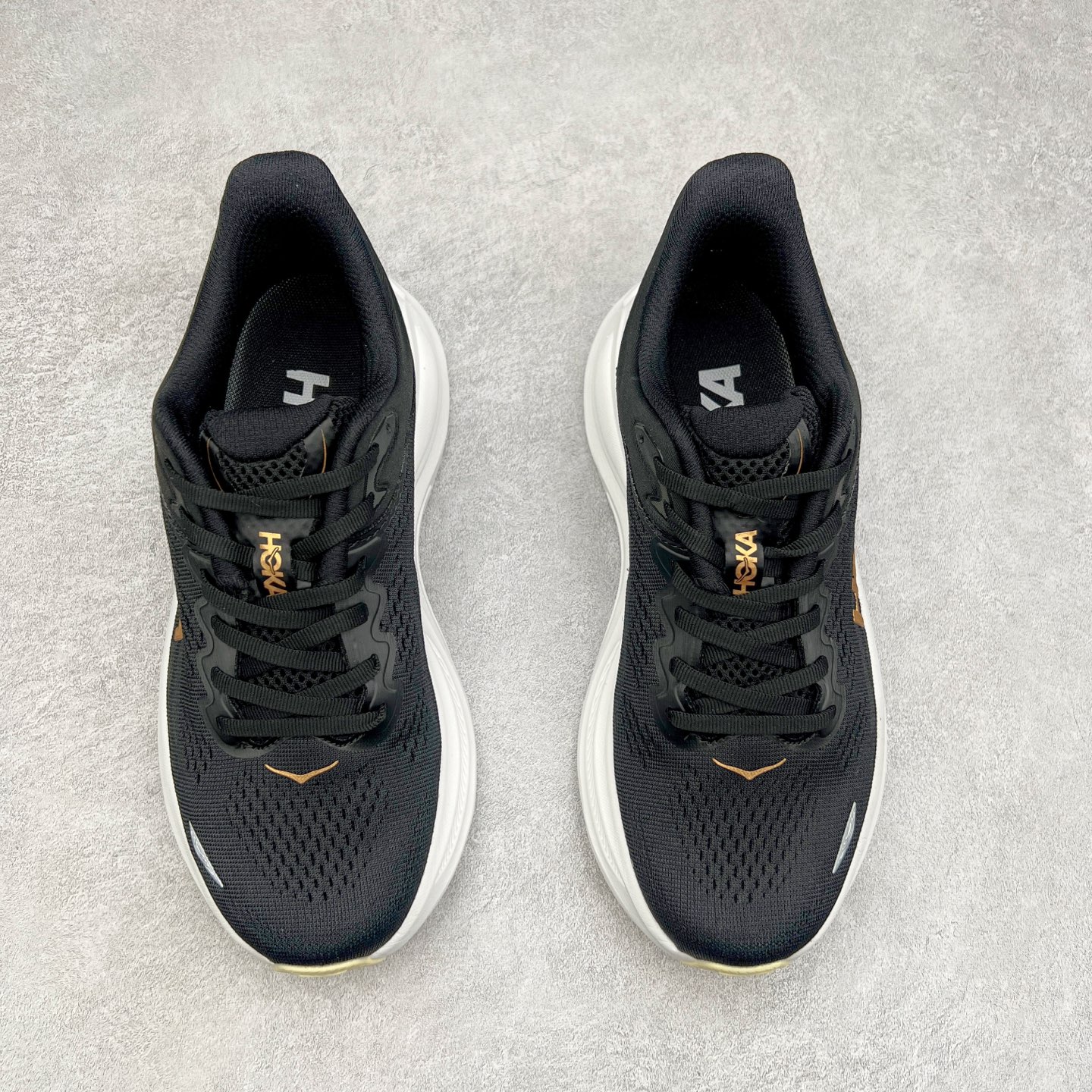 图片[2]-HOKA ONE ONE Bondi 9 WIDE 邦迪九代舒适防滑耐磨低帮休闲跑步鞋 HOKA ONE ONE是来自美国的跑步鞋知名品牌，创立于2009年，始终致力于为所有跑者提供更新、更好的跑步装备。相比常规跑鞋，HOKA ONE ONE特别研发使用性能独特的几何形跑鞋中底，此种鞋底更厚、更高、回弹性也更好，除了卓越的缓冲性能，它还能內各种阶段的跑者带来更具动感、更加稳定的跑步体验。HOKAONE ONE从设计之初就清楚意识到，要保证跑者步幅的均匀一致，双脚自然而然的运动至关重要。尺码：36 36.5 37.5 38 38.5 39 40 40.5 41 42 42.5 43 44 44.5 45-选品中心