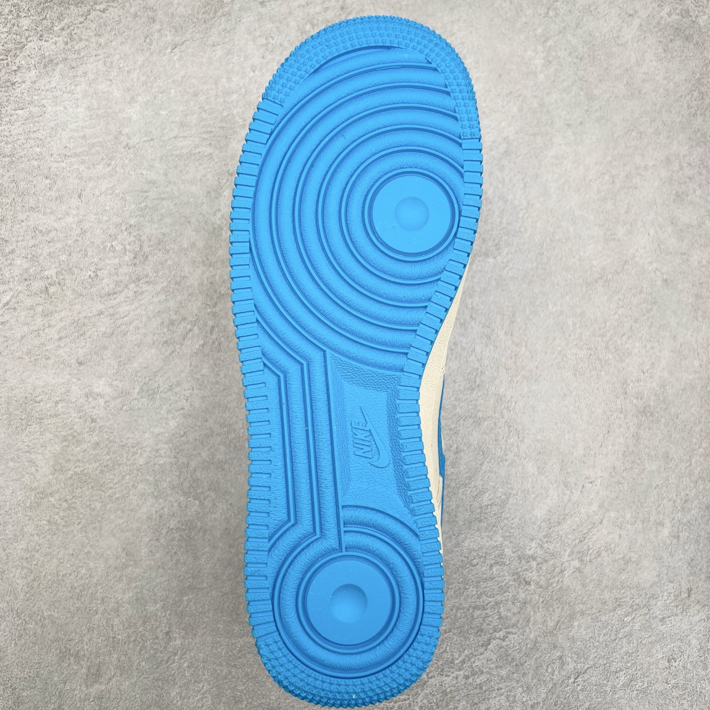 图片[9]-NK Air Force 1´07 Low 空军一号低帮百搭休闲运动板鞋 DF0188-049 柔软、弹性十足的缓震性能和出色的中底设计 横跨复古与现代的外型结合 造就出风靡全球 三十多年的Force 1 直到今天还深受青睐 实拍调校N版已经零色差零失真 百分百还原实物色彩所见即所得 不存在货不对板色差等低级问题 选购参考实物拍摄 不混卖不参货 只用心做好货严格选品 承诺混一赔十 尺码：36 36.5 37.5 38 38.5 39 40 40.5 41 42 42.5 43 44 44.5 45-选品中心