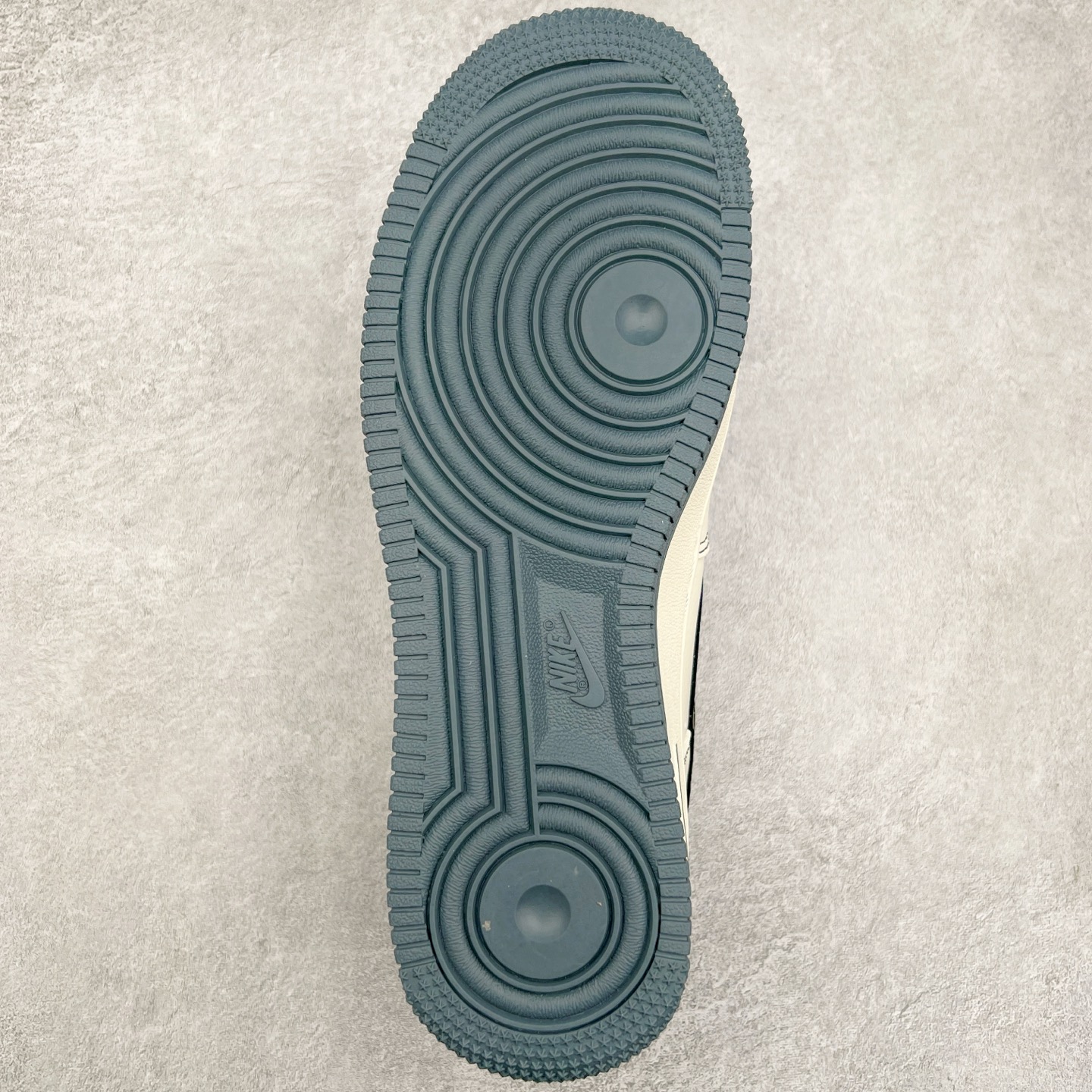 图片[9]-NK Air Force 1´07 Low 空军一号低帮百搭休闲运动板鞋 XZ6188-761 柔软、弹性十足的缓震性能和出色的中底设计 横跨复古与现代的外型结合 造就出风靡全球 三十多年的Force 1 直到今天还深受青睐 实拍调校N版已经零色差零失真 百分百还原实物色彩所见即所得 不存在货不对板色差等低级问题 选购参考实物拍摄 不混卖不参货 只用心做好货严格选品 承诺混一赔十 尺码：36 36.5 37.5 38 38.5 39 40 40.5 41 42 42.5 43 44 44.5 45-选品中心