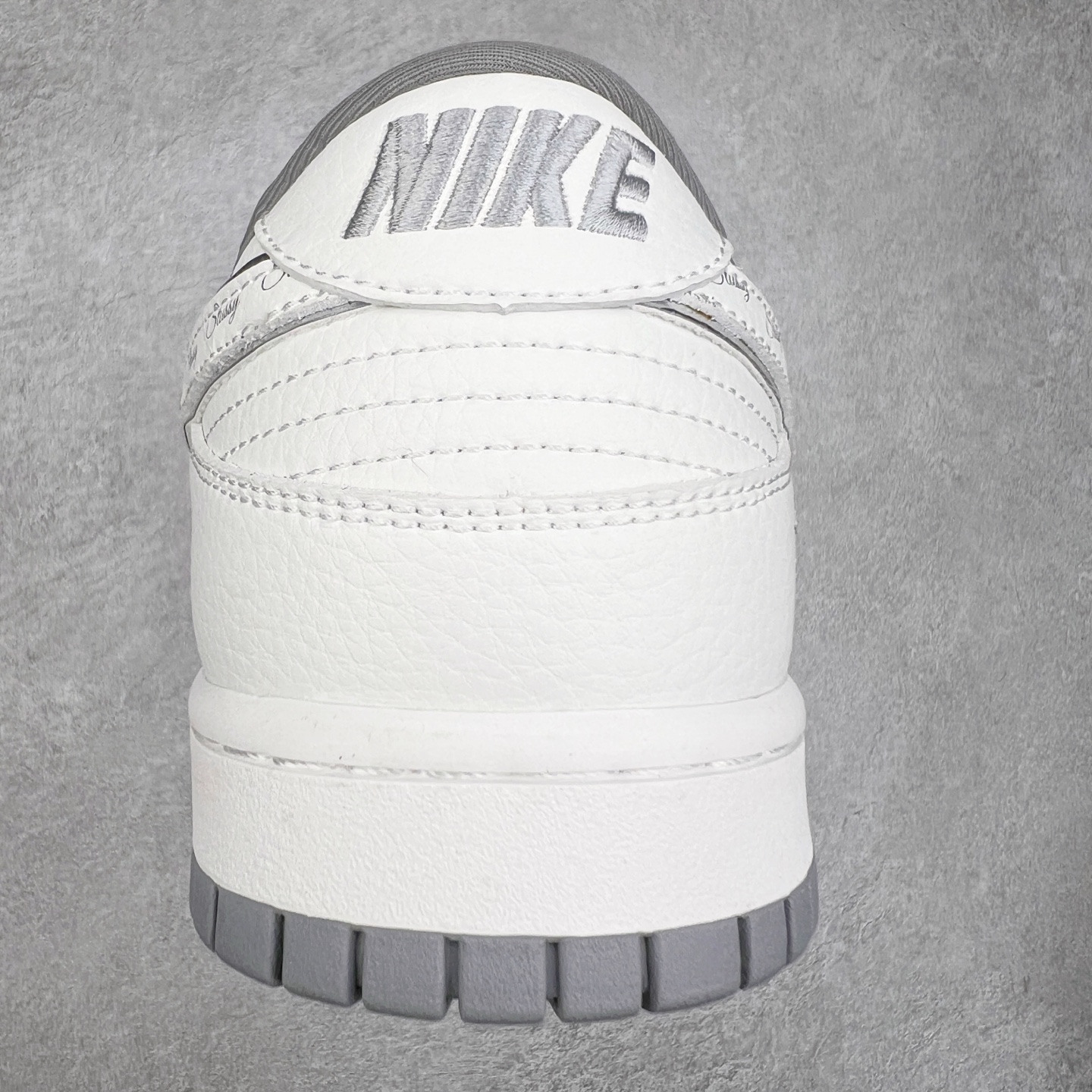 图片[8]-NK Dunk Low 定制配色 CS1688-103 大厂出品 极力推荐 原装头层材料 独家版型蒸餾加工帶來的是更好的视觉和脚感体验大厂纯原品质出货 清洁度 电绣工艺 皮料切割干净无任何毛边 细节完美 实拍调校N版已经零色差零失真 百分百还原实物色彩所见即所得 不存在货不对板色差等低级问题 选购参考实物拍摄 不混卖不参货 只用心做好货严格选品 承诺混一赔十 尺码：36 36.5 37.5 38 38.5 39 40 40.5 41 42 42.5 43 44 44.5 45-选品中心