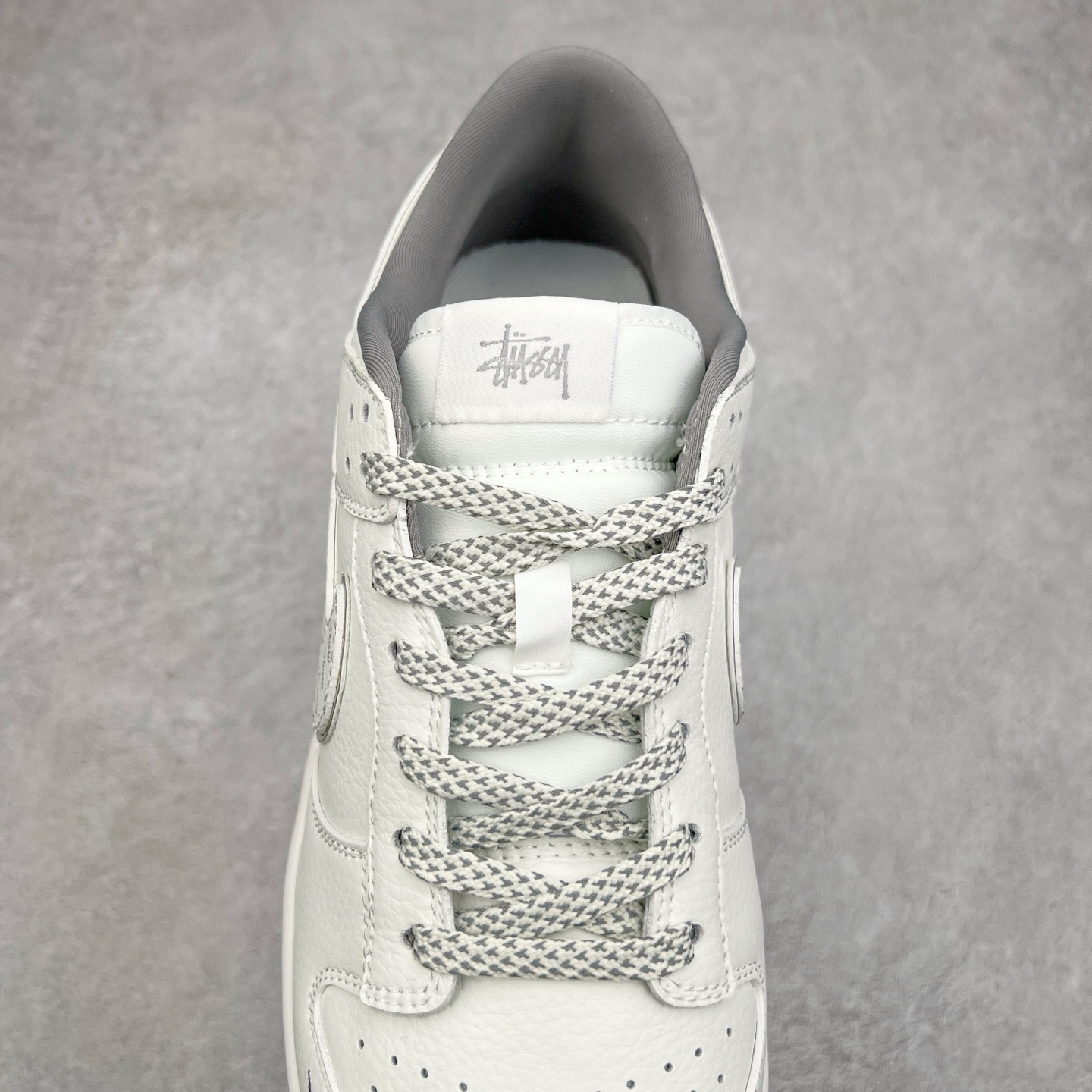 图片[5]-NK Dunk Low 定制配色 CS1688-103 大厂出品 极力推荐 原装头层材料 独家版型蒸餾加工帶來的是更好的视觉和脚感体验大厂纯原品质出货 清洁度 电绣工艺 皮料切割干净无任何毛边 细节完美 实拍调校N版已经零色差零失真 百分百还原实物色彩所见即所得 不存在货不对板色差等低级问题 选购参考实物拍摄 不混卖不参货 只用心做好货严格选品 承诺混一赔十 尺码：36 36.5 37.5 38 38.5 39 40 40.5 41 42 42.5 43 44 44.5 45-选品中心