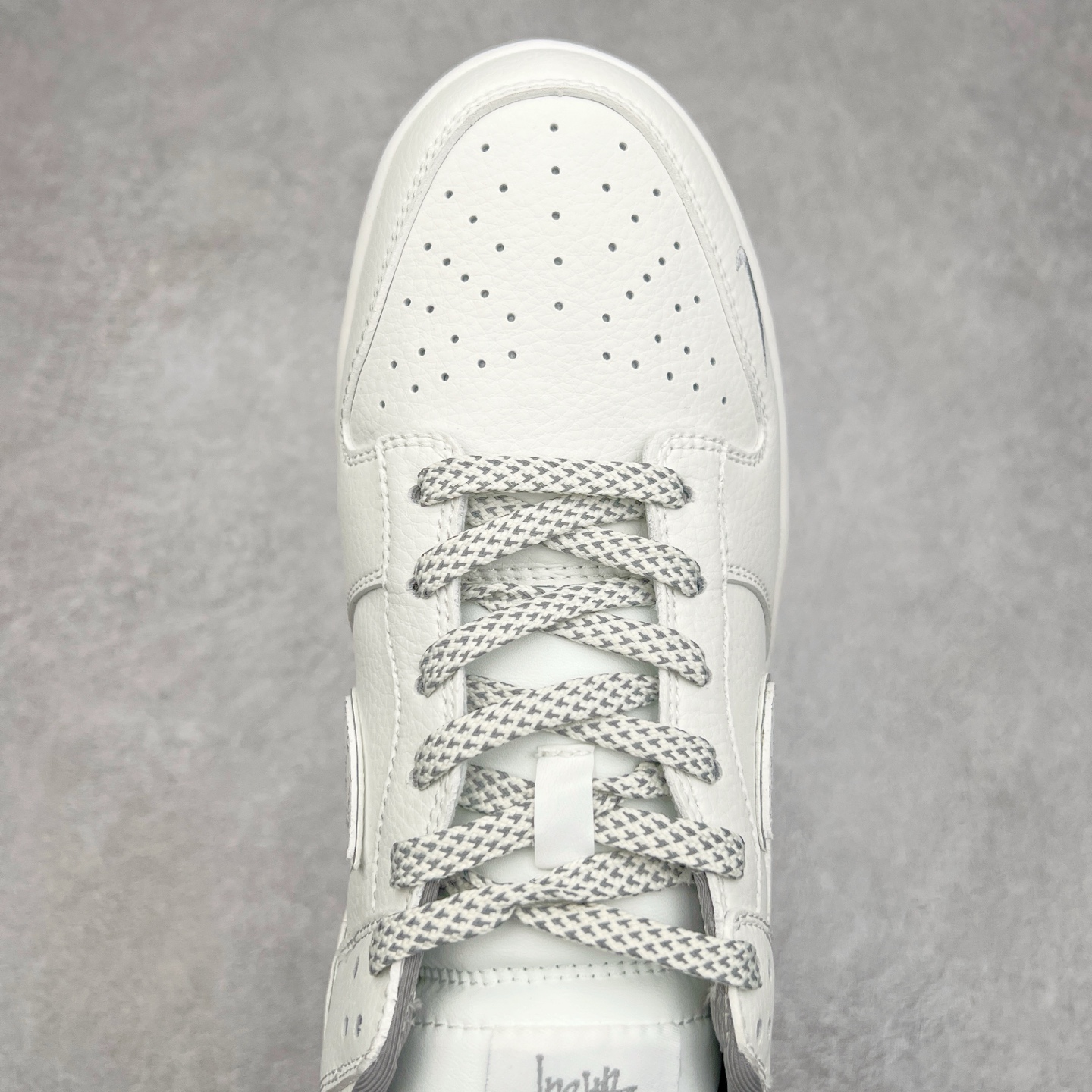 图片[4]-NK Dunk Low 定制配色 CS1688-103 大厂出品 极力推荐 原装头层材料 独家版型蒸餾加工帶來的是更好的视觉和脚感体验大厂纯原品质出货 清洁度 电绣工艺 皮料切割干净无任何毛边 细节完美 实拍调校N版已经零色差零失真 百分百还原实物色彩所见即所得 不存在货不对板色差等低级问题 选购参考实物拍摄 不混卖不参货 只用心做好货严格选品 承诺混一赔十 尺码：36 36.5 37.5 38 38.5 39 40 40.5 41 42 42.5 43 44 44.5 45-选品中心