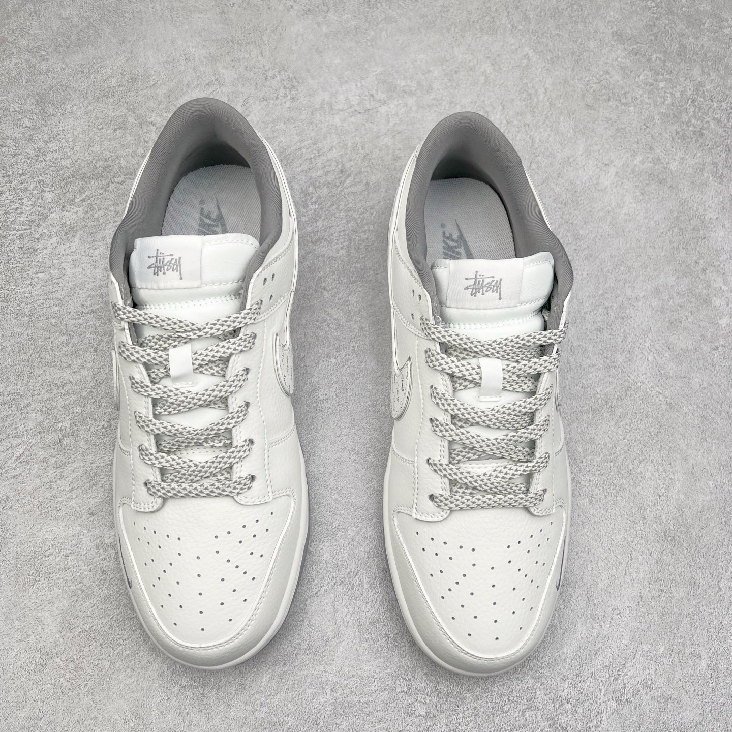 图片[2]-NK Dunk Low 定制配色 CS1688-103 大厂出品 极力推荐 原装头层材料 独家版型蒸餾加工帶來的是更好的视觉和脚感体验大厂纯原品质出货 清洁度 电绣工艺 皮料切割干净无任何毛边 细节完美 实拍调校N版已经零色差零失真 百分百还原实物色彩所见即所得 不存在货不对板色差等低级问题 选购参考实物拍摄 不混卖不参货 只用心做好货严格选品 承诺混一赔十 尺码：36 36.5 37.5 38 38.5 39 40 40.5 41 42 42.5 43 44 44.5 45-选品中心