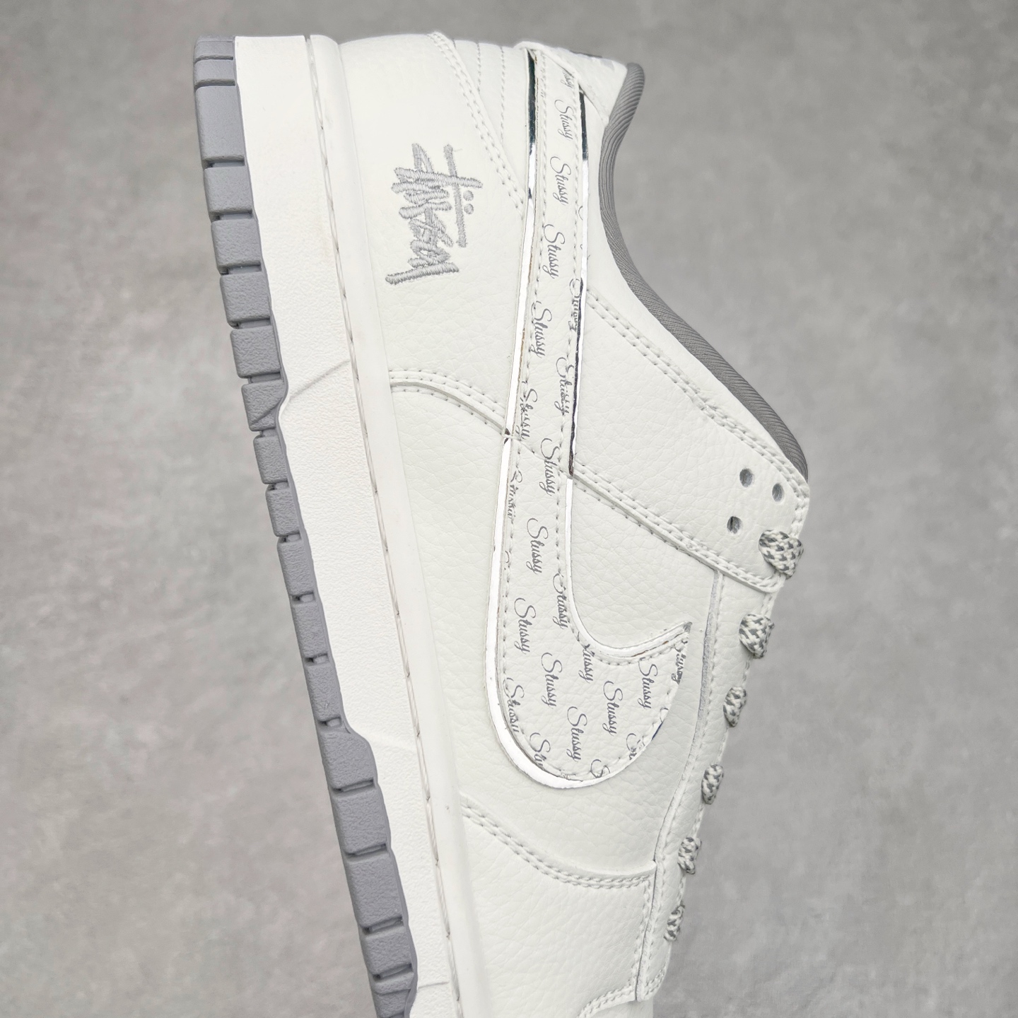 图片[6]-NK Dunk Low 定制配色 CS1688-103 大厂出品 极力推荐 原装头层材料 独家版型蒸餾加工帶來的是更好的视觉和脚感体验大厂纯原品质出货 清洁度 电绣工艺 皮料切割干净无任何毛边 细节完美 实拍调校N版已经零色差零失真 百分百还原实物色彩所见即所得 不存在货不对板色差等低级问题 选购参考实物拍摄 不混卖不参货 只用心做好货严格选品 承诺混一赔十 尺码：36 36.5 37.5 38 38.5 39 40 40.5 41 42 42.5 43 44 44.5 45-选品中心