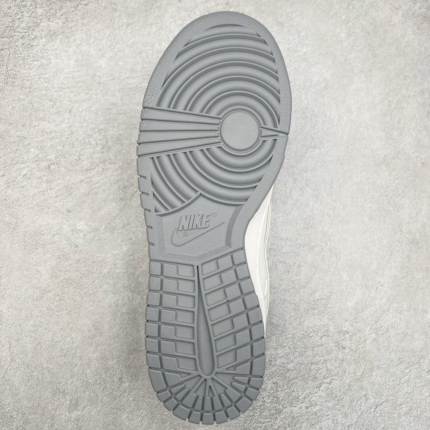 图片[9]-NK Dunk Low 定制配色 CS1688-103 大厂出品 极力推荐 原装头层材料 独家版型蒸餾加工帶來的是更好的视觉和脚感体验大厂纯原品质出货 清洁度 电绣工艺 皮料切割干净无任何毛边 细节完美 实拍调校N版已经零色差零失真 百分百还原实物色彩所见即所得 不存在货不对板色差等低级问题 选购参考实物拍摄 不混卖不参货 只用心做好货严格选品 承诺混一赔十 尺码：36 36.5 37.5 38 38.5 39 40 40.5 41 42 42.5 43 44 44.5 45-选品中心