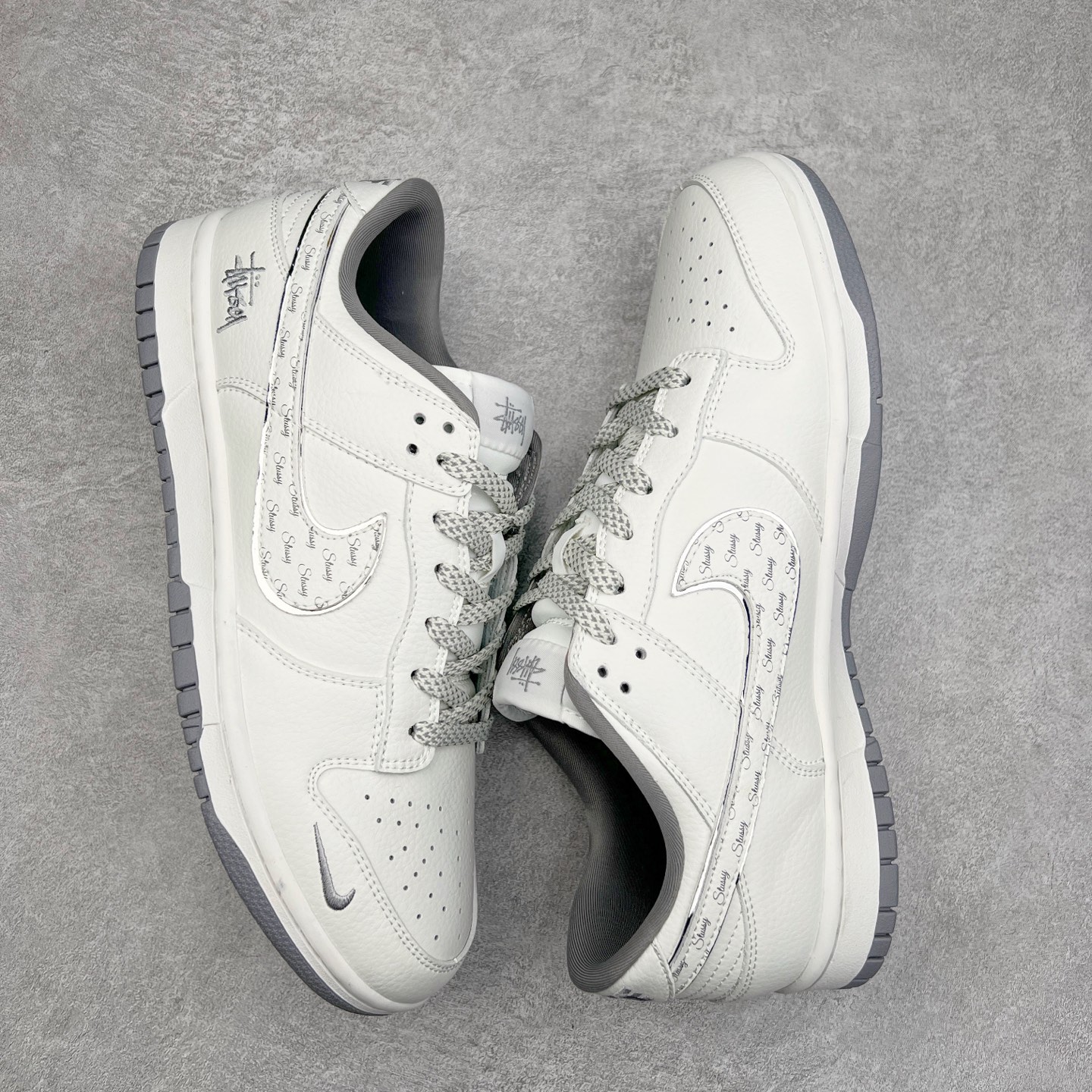 图片[3]-NK Dunk Low 定制配色 CS1688-103 大厂出品 极力推荐 原装头层材料 独家版型蒸餾加工帶來的是更好的视觉和脚感体验大厂纯原品质出货 清洁度 电绣工艺 皮料切割干净无任何毛边 细节完美 实拍调校N版已经零色差零失真 百分百还原实物色彩所见即所得 不存在货不对板色差等低级问题 选购参考实物拍摄 不混卖不参货 只用心做好货严格选品 承诺混一赔十 尺码：36 36.5 37.5 38 38.5 39 40 40.5 41 42 42.5 43 44 44.5 45-选品中心