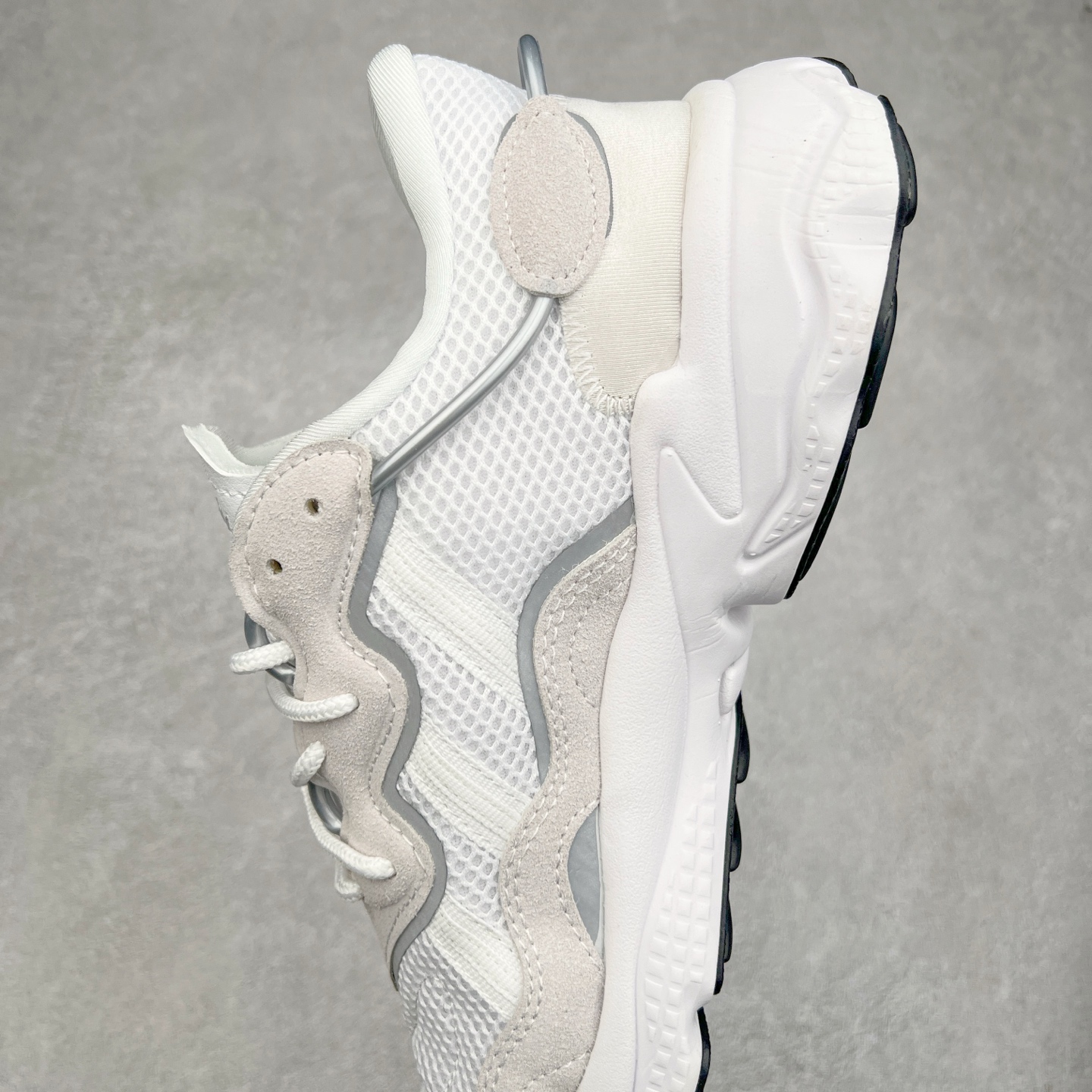 图片[7]-AD Originals OZWEEGO 简版椰子3M反光皮面水管复古老爹鞋 鞋面透气织物与出众皮革相互拼接 营造丰富层次 中底 adiPRENE+ 则提供穿着过程中的优良支撑 进一步提升舒适度 特别之处在于后跟半透明导管加持 个性又独特 最后辅以醒目色调营造强烈视觉反差 不凡的吸睛效果让人过目难忘 尺码：36 36.5 37 38 38.5 39 40 40.5 41 42 42.5 43 44 44.5 45-选品中心