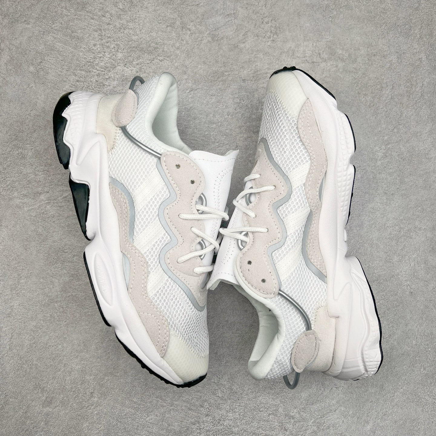 图片[3]-AD Originals OZWEEGO 简版椰子3M反光皮面水管复古老爹鞋 鞋面透气织物与出众皮革相互拼接 营造丰富层次 中底 adiPRENE+ 则提供穿着过程中的优良支撑 进一步提升舒适度 特别之处在于后跟半透明导管加持 个性又独特 最后辅以醒目色调营造强烈视觉反差 不凡的吸睛效果让人过目难忘 尺码：36 36.5 37 38 38.5 39 40 40.5 41 42 42.5 43 44 44.5 45-选品中心