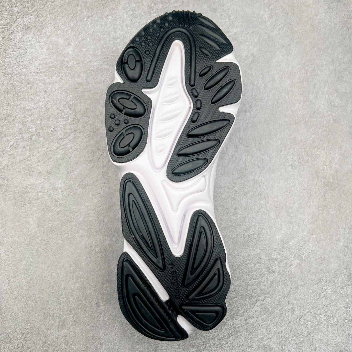 图片[9]-AD Originals OZWEEGO 简版椰子3M反光皮面水管复古老爹鞋 鞋面透气织物与出众皮革相互拼接 营造丰富层次 中底 adiPRENE+ 则提供穿着过程中的优良支撑 进一步提升舒适度 特别之处在于后跟半透明导管加持 个性又独特 最后辅以醒目色调营造强烈视觉反差 不凡的吸睛效果让人过目难忘 尺码：36 36.5 37 38 38.5 39 40 40.5 41 42 42.5 43 44 44.5 45-选品中心