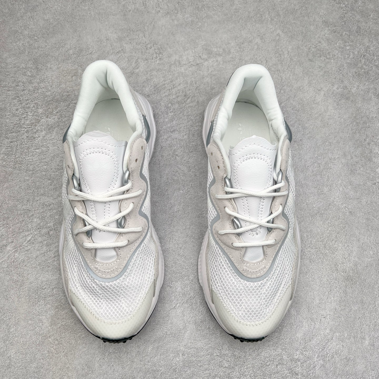 图片[2]-AD Originals OZWEEGO 简版椰子3M反光皮面水管复古老爹鞋 鞋面透气织物与出众皮革相互拼接 营造丰富层次 中底 adiPRENE+ 则提供穿着过程中的优良支撑 进一步提升舒适度 特别之处在于后跟半透明导管加持 个性又独特 最后辅以醒目色调营造强烈视觉反差 不凡的吸睛效果让人过目难忘 尺码：36 36.5 37 38 38.5 39 40 40.5 41 42 42.5 43 44 44.5 45-选品中心