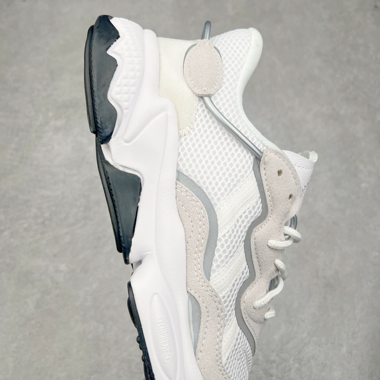 图片[6]-AD Originals OZWEEGO 简版椰子3M反光皮面水管复古老爹鞋 鞋面透气织物与出众皮革相互拼接 营造丰富层次 中底 adiPRENE+ 则提供穿着过程中的优良支撑 进一步提升舒适度 特别之处在于后跟半透明导管加持 个性又独特 最后辅以醒目色调营造强烈视觉反差 不凡的吸睛效果让人过目难忘 尺码：36 36.5 37 38 38.5 39 40 40.5 41 42 42.5 43 44 44.5 45-选品中心