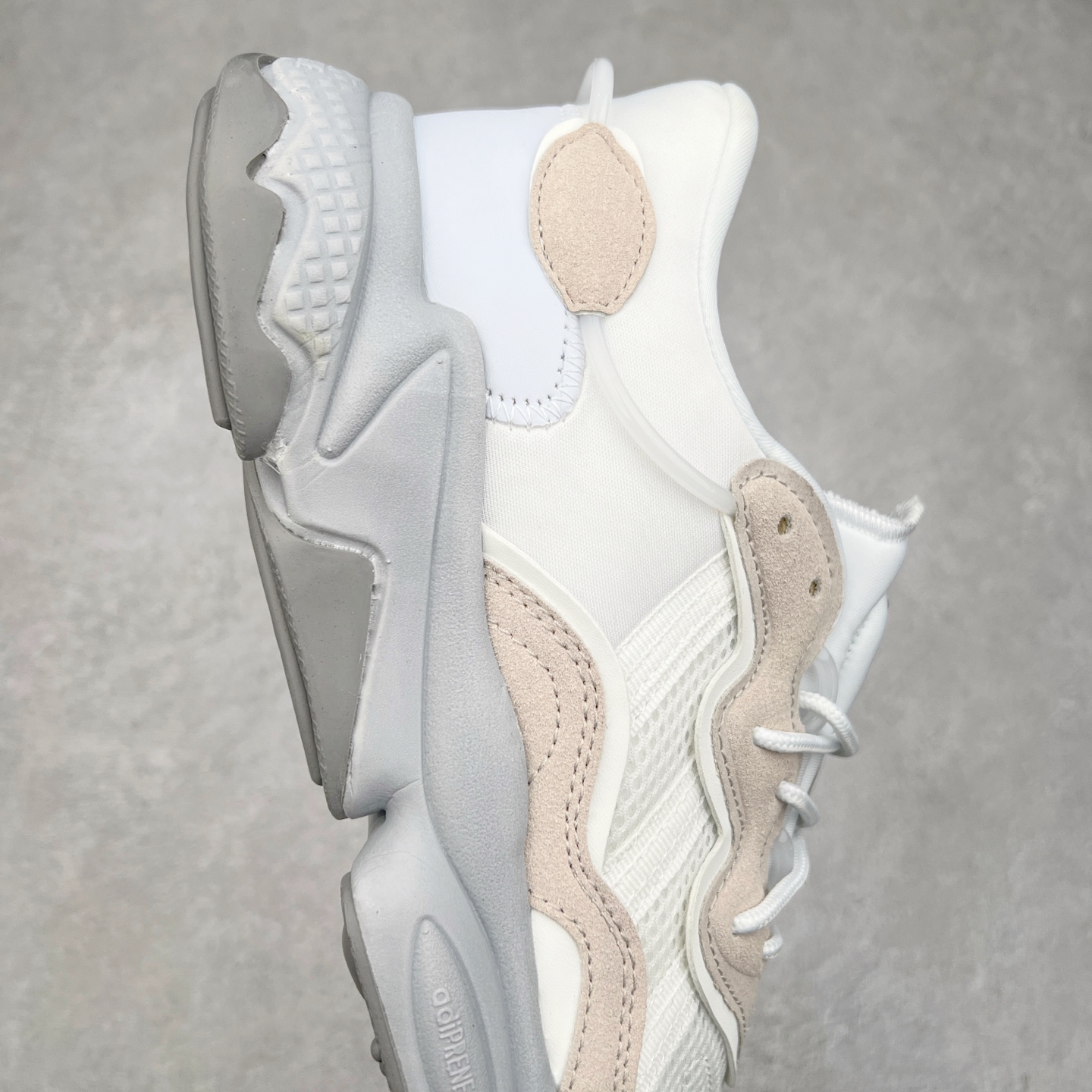 图片[6]-AD Originals OZWEEGO 简版椰子3M反光皮面水管复古老爹鞋 鞋面透气织物与出众皮革相互拼接 营造丰富层次 中底 adiPRENE+ 则提供穿着过程中的优良支撑 进一步提升舒适度 特别之处在于后跟半透明导管加持 个性又独特 最后辅以醒目色调营造强烈视觉反差 不凡的吸睛效果让人过目难忘 尺码：36 36.5 37 38 38.5 39 40 40.5 41 42 42.5 43 44 44.5 45-选品中心